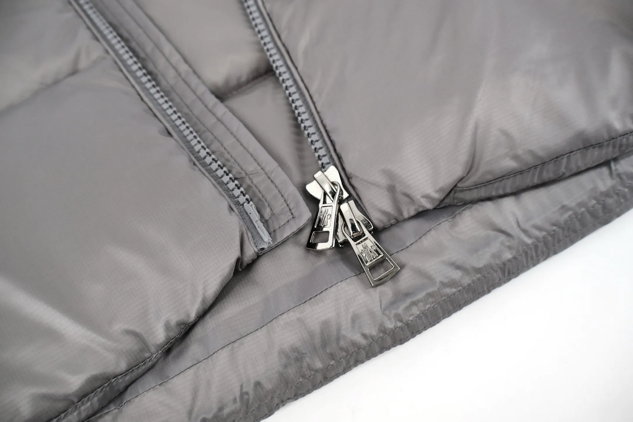 P1110 Moncler 25FW COUYERE down jacket (grey) 90% high-fill down to lock in heat, nylon fabric is wind-resistant and neat, hooded + short cut, it can not only wrap the neck with warmth, but also highlight the neat figure - gray tones are high-end and not picky. 90% high velvet down content, full fill, lightweight but with strong temperature locking ability, can wrap you up in warmth even at sub-zero temperatures; the outer nylon fabric has wind-resistant properties, is delicate to the touch and durable, and can resist splashing and abrasion in daily life; the thickness of the plush is suitable for deep winter, the hood is soft and non-pressurizing on the inside, and the cuffs are designed to lock in warmth and prevent wind. Size:1-2-3-4-5