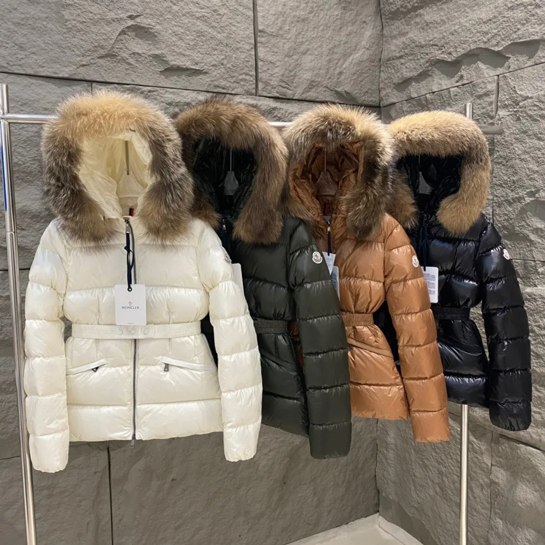 P1120 Moncler Boed short women's down jacket jacket 🌟 The Boed down jacket is designed with a feminine silhouette and is equipped with a delicate belt to create a sophisticated and elegant winter look. This hooded down jacket is made from longue saison fabric and features a luxurious, rich fox fur collar. Warmth and beauty coexist~ Black/White/Coffee/Military Green Size 1234