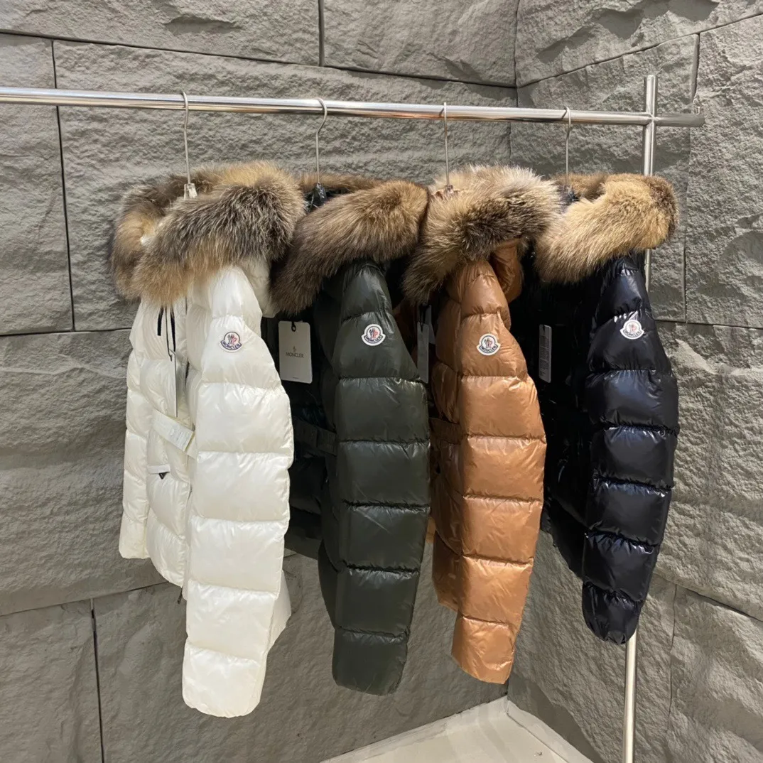 P1120 Moncler Boed short women's down jacket jacket 🌟 The Boed down jacket is designed with a feminine silhouette and is equipped with a delicate belt to create a sophisticated and elegant winter look. This hooded down jacket is made from longue saison fabric and features a luxurious, rich fox fur collar. Warmth and beauty coexist~ Black/White/Coffee/Military Green Size 1234