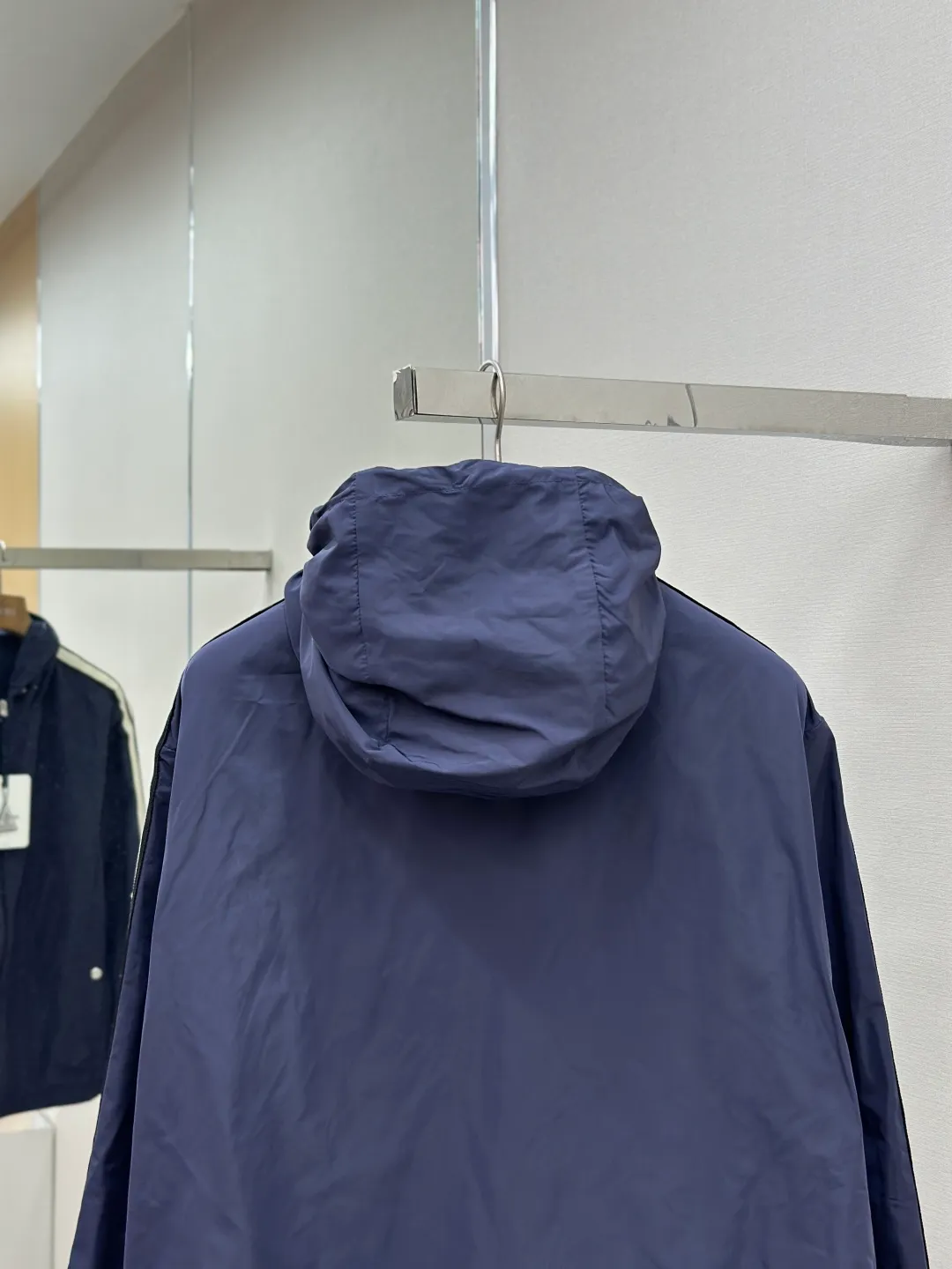 P560 MONCLER web-trimmed lightweight jacket Fabric selection: 100% polyester fiber is used to create a tough protective outer layer. It is known for its excellent tear resistance and wear resistance. It can quickly return to flatness during wearing and maintain the crisp and stylish appearance of the clothing for a long time. At the same time, it is not easy to deform after being washed for a long time.   Features: Two different colored decorative strips added to the center part of the sleeves. This design element can not only add visual highlights to clothing, making it more fashionable and unique. Craftsmanship: The webbing is precisely positioned along the cuffs to the seam of the collar and hat to ensure symmetry and overall smoothness. Before actual sewing, use very fine basting stitches for pre-fixing. This step is crucial to prevent the webbing from slipping, twisting, or wrinkling during sewing and ensuring that the final stitch is straight and perfect.  Accessories: Custom zipper puller, custom buttons with logo, custom hood drawstring elastic buckle SIZE: 1 2 3 4
