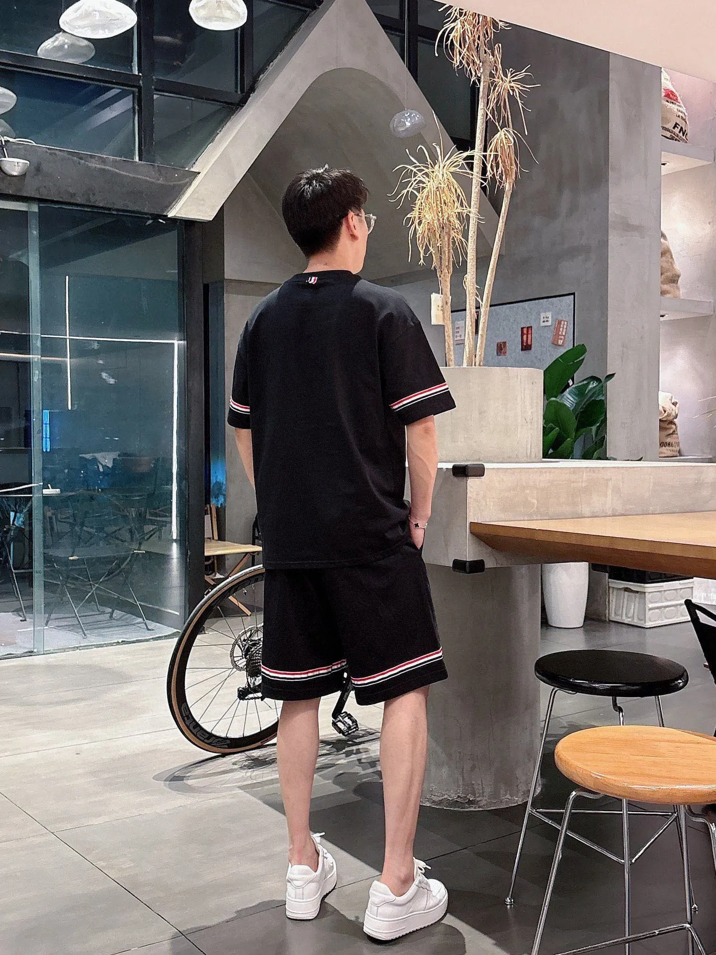 P560 Brand [MONCLER Mouth Covered] 2025 round neck short-sleeved shorts suit. The pure cotton fabric upper body will not be stuffy, the smooth and comfortable skin-friendly effect is more breathable, the fabric has its own texture, classic logo technology, a new interpretation from a unique angle, the first choice for fashion and versatility! Size: M-3XL (maximum wear: 190 pounds)