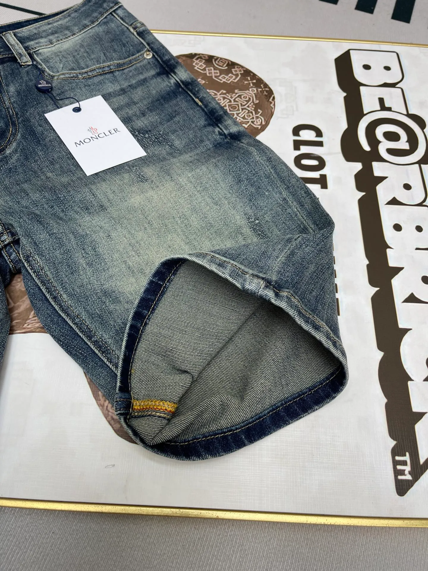 P220 Mouth Mouth/MONCLER Japanese Retro Jeans You will clearly feel the organic feel of the fabric on the upper and lower back. It just reaches the knee, and the slight elasticity ensures casual comfort and avoids being too short. Pair it with a simple white T-shirt to easily create a refreshing casual style ~ Pair it with a light-colored linen shirt to add a casual literary temperament ~ If you want a more unique style, you can pair it with a printed short-sleeved T-shirt. Size: 28-38 Color: Picture color