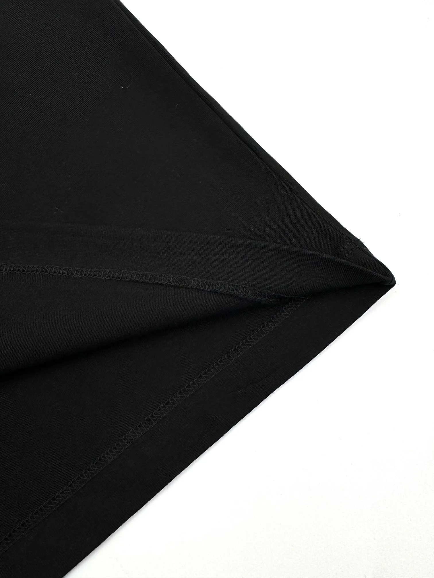 P220 Moncler logo patch pocket short sleeves. Customized Tencel Moiré plain fabric. Soft and delicate. Comfortable and close to the skin. Iconic and eye-catching Moncler print embellishes the front. The sleeves are decorated with badge patch pockets. Inheriting the long history of the brand and interpreting simple luxury. Fashion and taste coexist, showing unique charm. Process 1: Thick plate printing. Use a thick plate printing machine to convert the design pattern into a printable template. The pattern is printed layer by layer on the textile through pressure. The entire printing process requires 5 to 6 moldings. Process 2: The fabrics have been washed and have a better feel. Not easy to deform, not easy to shrink, not easy to fade, and maintain long-term beauty. Accessories: Customized 1:1 Moncler embroidered logo Customized 1:1 Moncler snap button Customized 1:1 Moncler trademark Version: Loose version Size: S M L XL Style number: 25134