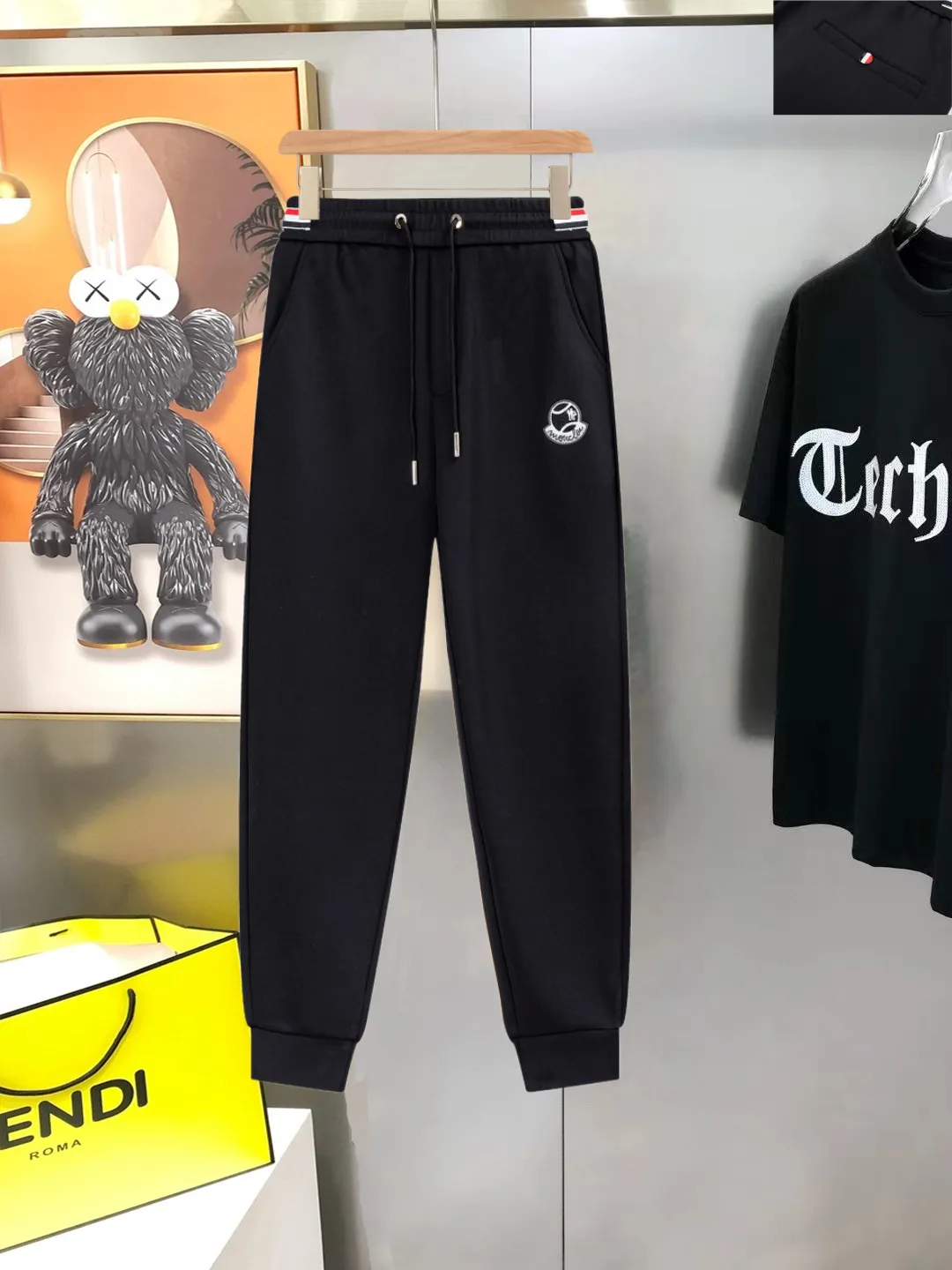 P290 Moncler new men's original casual pants and sweatpants, high-end customization, fashionable and versatile ✨✨✨three-dimensional embroidery embossed letter logo design, customized original imported 100% knitted cotton fabric, imported hardware accessories, elegant and handsome upper body, brand new sense of sight! The factory's fine workmanship and details are all in place. There is no need to choose anyone, and you must pay for your own money. Size: M-3XL (the largest size can wear about 185 pounds) black