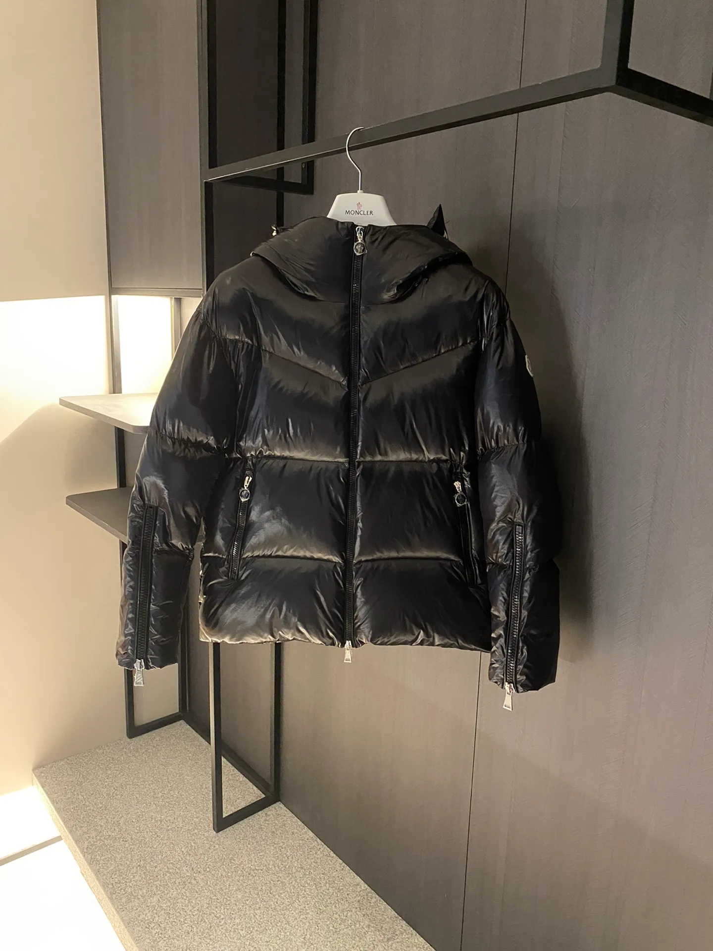 P1000 [moncler] M's new autumn and winter Huppe series women's short down jacket, original custom-made weatherproof nylon fabric, the brim design can be opened to classic logo design, the cuffs are equipped with zippers to change the shape at will, the new national standard 90 goose down filling inside, first-class down filling, high version, 1234