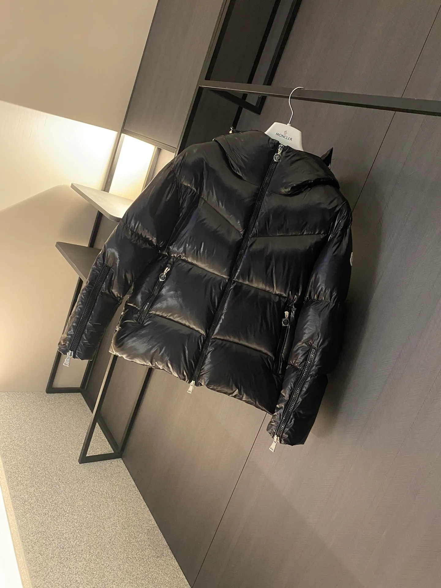 P1000 [moncler] M's new autumn and winter Huppe series women's short down jacket, original custom-made weatherproof nylon fabric, the brim design can be opened to classic logo design, the cuffs are equipped with zippers to change the shape at will, the new national standard 90 goose down filling inside, first-class down filling, high version, 1234