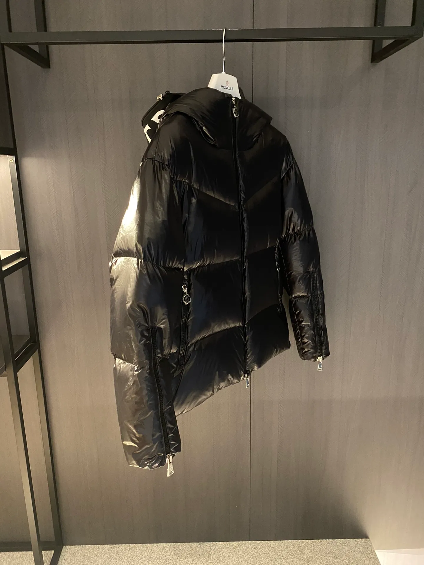 P1000 [moncler] M's new autumn and winter Huppe series women's short down jacket, original custom-made weatherproof nylon fabric, the brim design can be opened to classic logo design, the cuffs are equipped with zippers to change the shape at will, the new national standard 90 goose down filling inside, first-class down filling, high version, 1234