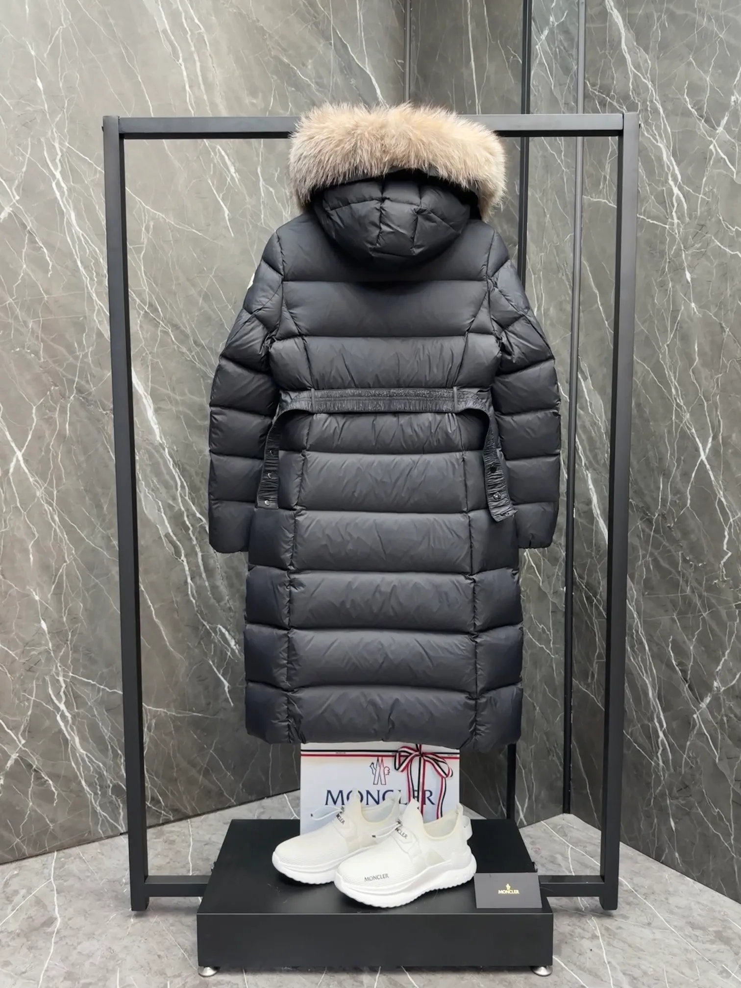 P1020 Moncler Boedic long down jacket for women. (Classic fox fur collar) adopts a whole fox fur collar imported from Finland. The Boedic long down jacket combines exquisite materials and attention to details. The timeless and elegant fashion design can provide you with a warm and caring wearing experience.  Boedic's long down jacket features a waist-cinching belt to accentuate its feminine silhouette for a stylish winter look. The cozy hood has rich fleece trim and is easily removable to suit your mood and weather conditions. Details • Made of lounge saison fabric • Longue saison lining • Filled with down • Hood with removable fox fur collar trim • Two-way zipper closure • Elastic waistband with snap button closure • Zippered pockets with grosgrain detail • Elastic cuffs Size : 1-4 .