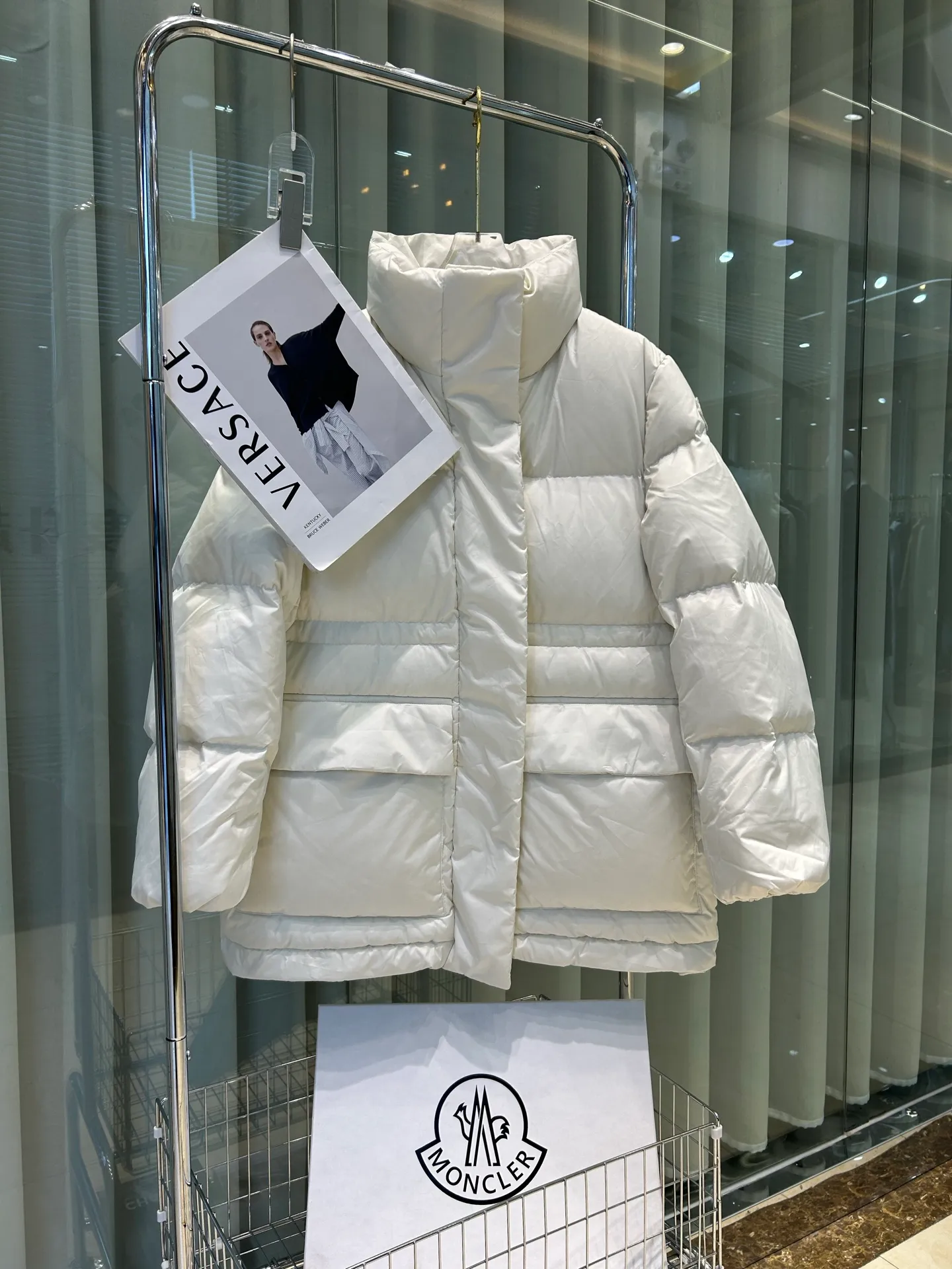 P920 25 Sophie French purchase Moncler autumn and winter women's stand collar wide version down jacket vouglans, large pocket design, bifurcated on both sides, waist waist design. Size: 0123 Color: black white