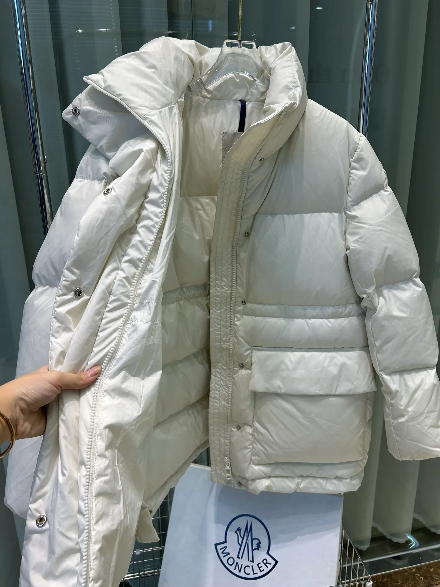 P920 25 Sophie French purchase Moncler autumn and winter women's stand collar wide version down jacket vouglans, large pocket design, bifurcated on both sides, waist waist design. Size: 0123 Color: black white
