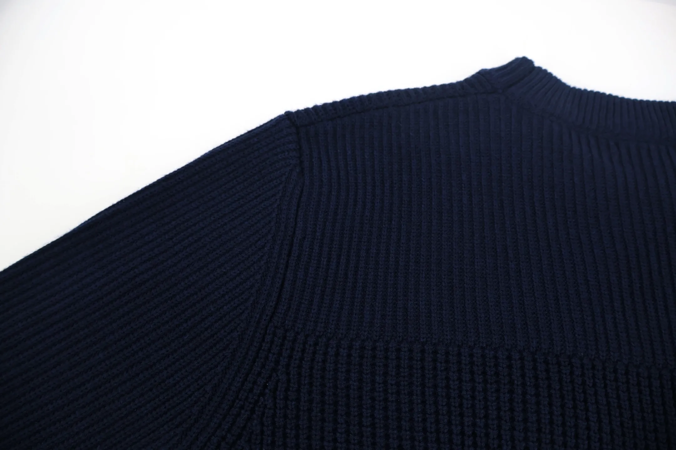 P470 Moncler chest pocket knitted sweater (navy blue) is made of customized double-ply wool blend fabric, which is comfortable on the skin and full of texture. Custom-woven and dyed yarn, the color is 100% consistent. The entire piece is knitted using an imported silver flute 7-needle knitting machine with perfect details. The Zhangzi logo adopts customized Tajima 10,000-needle embroidery technology, which is extremely precise and full of three-dimensional effect. The entire set of excipients is independently developed, and every small detail is perfectly presented. (Ps: It is generally not recommended to machine wash materials containing wool. If machine washed, it is recommended to use a laundry bag to extend the service life of the clothes~) Size: S-M-L