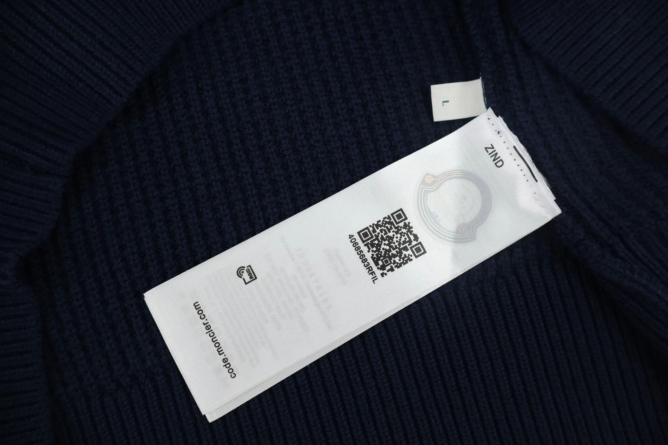 P470 Moncler chest pocket knitted sweater (navy blue) is made of customized double-ply wool blend fabric, which is comfortable on the skin and full of texture. Custom-woven and dyed yarn, the color is 100% consistent. The entire piece is knitted using an imported silver flute 7-needle knitting machine with perfect details. The Zhangzi logo adopts customized Tajima 10,000-needle embroidery technology, which is extremely precise and full of three-dimensional effect. The entire set of excipients is independently developed, and every small detail is perfectly presented. (Ps: It is generally not recommended to machine wash materials containing wool. If machine washed, it is recommended to use a laundry bag to extend the service life of the clothes~) Size: S-M-L