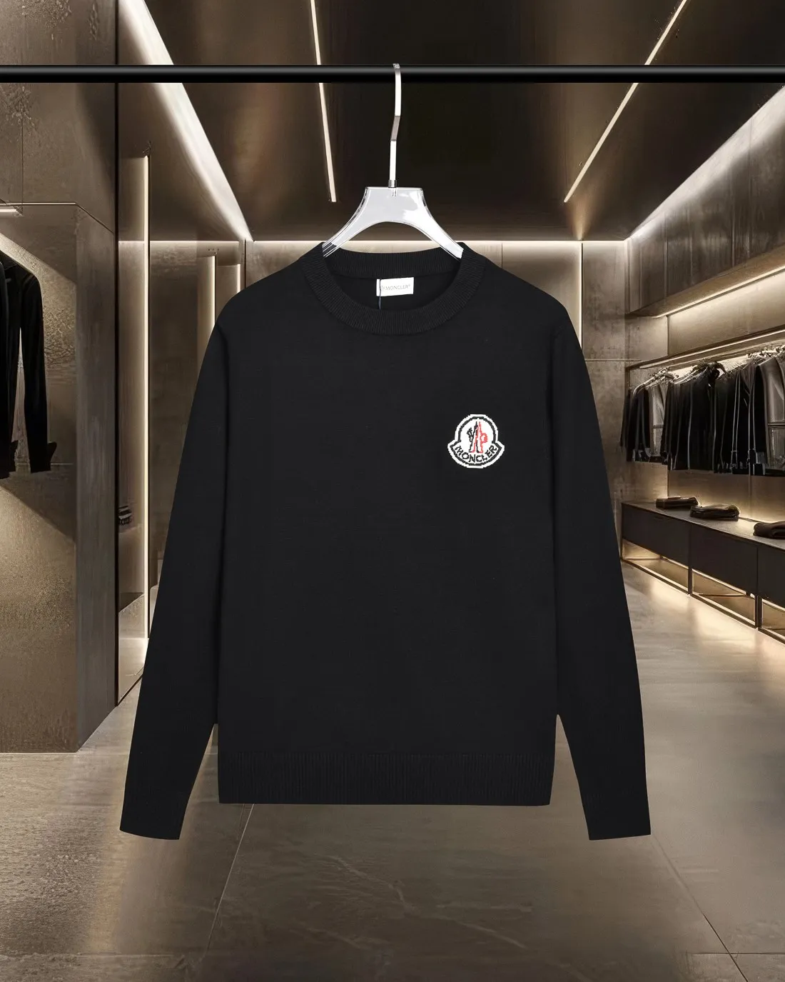P236 (please stock available) Moncler/Mask 25Fw classic chest Logo letter badge logo casual knitted pullover sweater 2025FW official website new original fabric official same style Selected sweater customization Imported wool fabric High-end version, counter custom fabric High breathability and comfort, precision production, impeccable detail processing, ✅customized logo engraved buttons, three complete labels. Brand element design concept reflects high quality. It feels delicate and soft! Presenting a casual cut, the upper body shape is great 🐍 Color; black, white and gray Size: M-XXXL