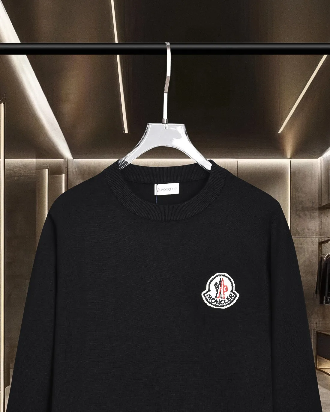 P236 (please stock available) Moncler/Mask 25Fw classic chest Logo letter badge logo casual knitted pullover sweater 2025FW official website new original fabric official same style Selected sweater customization Imported wool fabric High-end version, counter custom fabric High breathability and comfort, precision production, impeccable detail processing, ✅customized logo engraved buttons, three complete labels. Brand element design concept reflects high quality. It feels delicate and soft! Presenting a casual cut, the upper body shape is great 🐍 Color; black, white and gray Size: M-XXXL