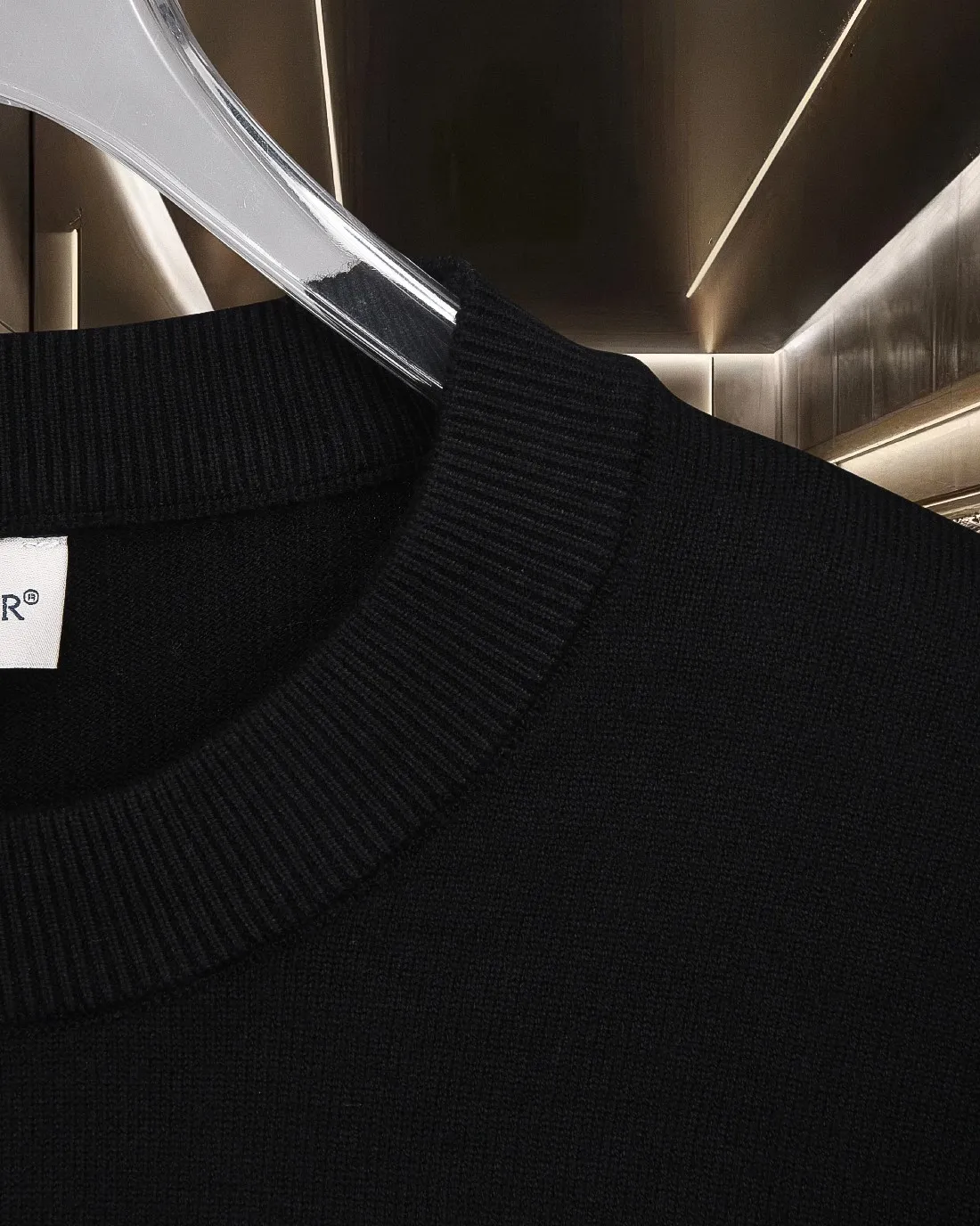 P236 (please stock available) Moncler/Mask 25Fw classic chest Logo letter badge logo casual knitted pullover sweater 2025FW official website new original fabric official same style Selected sweater customization Imported wool fabric High-end version, counter custom fabric High breathability and comfort, precision production, impeccable detail processing, ✅customized logo engraved buttons, three complete labels. Brand element design concept reflects high quality. It feels delicate and soft! Presenting a casual cut, the upper body shape is great 🐍 Color; black, white and gray Size: M-XXXL