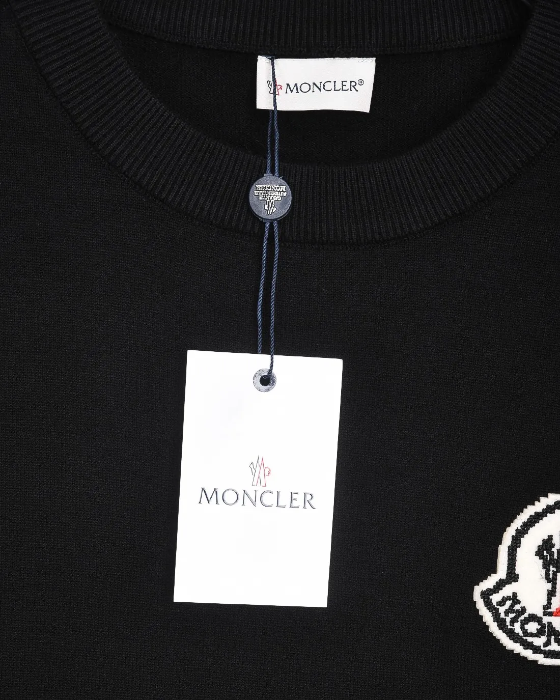P236 (please stock available) Moncler/Mask 25Fw classic chest Logo letter badge logo casual knitted pullover sweater 2025FW official website new original fabric official same style Selected sweater customization Imported wool fabric High-end version, counter custom fabric High breathability and comfort, precision production, impeccable detail processing, ✅customized logo engraved buttons, three complete labels. Brand element design concept reflects high quality. It feels delicate and soft! Presenting a casual cut, the upper body shape is great 🐍 Color; black, white and gray Size: M-XXXL