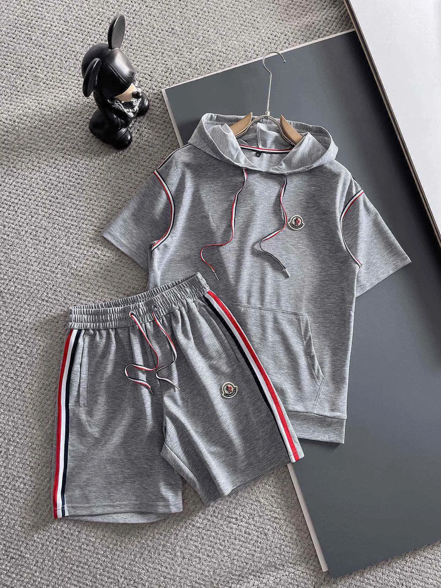P560 Brand [MONCLER Mouth Covered] 2025 round neck short-sleeved shorts suit. The pure cotton fabric upper body will not be stuffy, the smooth and comfortable skin-friendly effect is more breathable, the fabric has its own texture, classic logo technology, a new interpretation from a unique angle, the first choice for fashion and versatility! Size: M-3XL (maximum wear: 190 pounds)