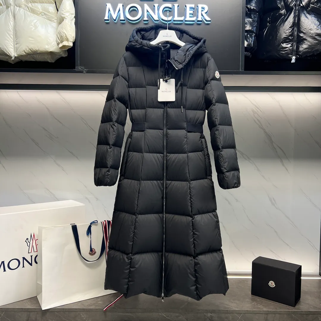 P1040 Premium down ⬆️Moncler winter new product Faucon long women's down jacket jacket (⚠️Special grade goose down filling, tag barcode model number corresponds to the official website, tag has built-in NFC inductive anti-counterfeiting, this filling technology is in the skirt, super downy one) The hot style Faucon women's long down jacket is a must-have for the fugitive princess. It interprets the classic item in a new proportion, showing impeccable fashion style. Product Details The Faucon long down jacket is made of polyester fabric and has a slim, wide silhouette with a nipped-in waist. The Longue saison lining is lightweight and the three-dimensional hood adds a finishing touch to the style. Made of polyester fabric •Longue saison lining •Down filling •Adjustable hood •Zip closure •Zip pockets •Elastic waist •Logo patch Size: 1-4 Fairy Style
