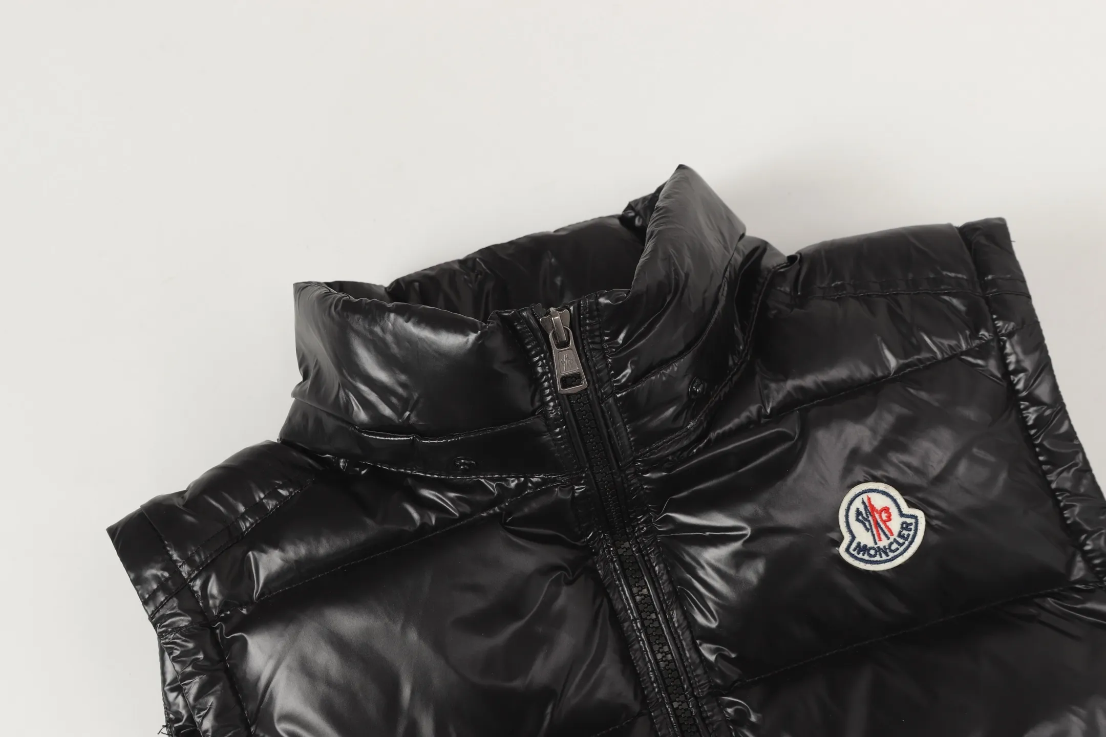 P400 Top real shot, differentiated currency] 𝗠𝗼𝗻𝗰𝗲𝗿/Mask Down Vest Model No.: TT144 The Maya/Maya Down Vest, a collection of Moncler archives that has been awaited for a year, maya down vest is made of iconic shiny lacquered nylon, with high-performance details to provide warmth and protection. This Moncler classic piece is equipped with a detachable hood to enhance the protective performance of the overall design. •NFC chip anti-counterfeiting •Made of lacquered nylon •Painted nylon •Filled with down •Detachable hood •Zipper closure •Outer pocket with zipper closure •Elastic drawstring at the hem The detachable hood gives this down vest more matching options. Toray glossy outer material is provided by customers. 15D nylon fabric/lining is of the highest standard. The fabric feels smooth and has a very textured feel. The entire down jacket has four layers of fabric in total, and the two inner layers are made of the best 400D liner cloth and woolen! It is filled with imported European standard 90% white duck down, with high fluffiness, high gram weight and down content. The feel is excellent in all aspects. You can hardly feel the hair stalks, and you don’t have to worry about the velvet problem. It can effectively lock in and collect heat. You can feel its plump state by looking at the real photos. It is quite light on the upper body and does not feel bloated at all. Double zipper pockets on both sides, No. 5 resin zipper closure method; soft and not stuck; there is no problem in putting a mobile phone card holder! The resin zipper blocks the wind; it blocks the cold wind in the cold winter! Original durable accessories and hardware ~ all made to order! It shows the aura of big brands everywhere, highlights the high-end style and quality, is simple and elegant, and looks good no matter how you wear it. Mengkou has been focusing on production for 8 years. The perfect combination of every link ensures the smoothness of each piece of clothing. It is the Rolls-Royce of down jackets~ Color: Black Size: 1-2-3-4-5