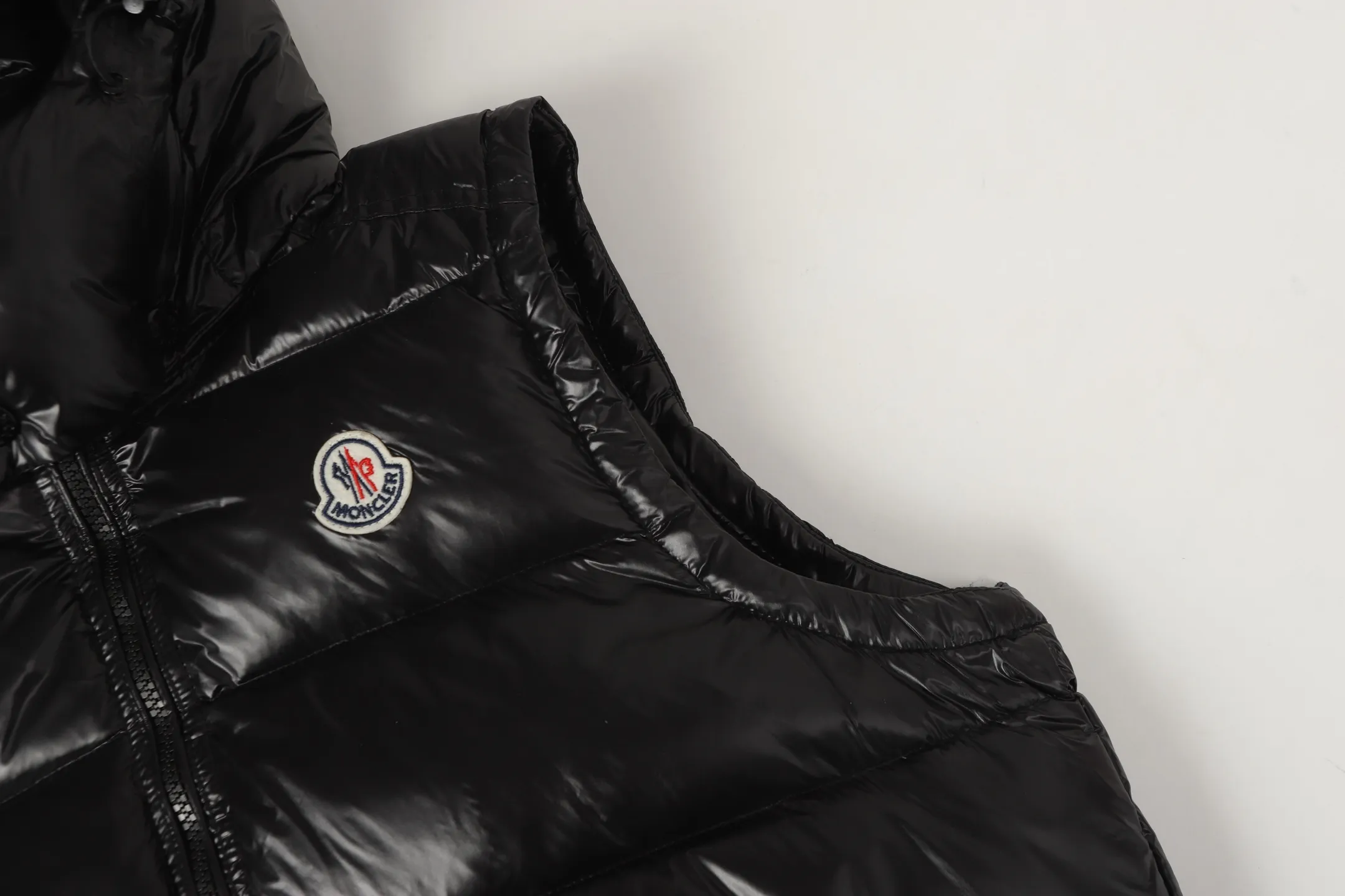 P400 Top real shot, differentiated currency] 𝗠𝗼𝗻𝗰𝗲𝗿/Mask Down Vest Model No.: TT144 The Maya/Maya Down Vest, a collection of Moncler archives that has been awaited for a year, maya down vest is made of iconic shiny lacquered nylon, with high-performance details to provide warmth and protection. This Moncler classic piece is equipped with a detachable hood to enhance the protective performance of the overall design. •NFC chip anti-counterfeiting •Made of lacquered nylon •Painted nylon •Filled with down •Detachable hood •Zipper closure •Outer pocket with zipper closure •Elastic drawstring at the hem The detachable hood gives this down vest more matching options. Toray glossy outer material is provided by customers. 15D nylon fabric/lining is of the highest standard. The fabric feels smooth and has a very textured feel. The entire down jacket has four layers of fabric in total, and the two inner layers are made of the best 400D liner cloth and woolen! It is filled with imported European standard 90% white duck down, with high fluffiness, high gram weight and down content. The feel is excellent in all aspects. You can hardly feel the hair stalks, and you don’t have to worry about the velvet problem. It can effectively lock in and collect heat. You can feel its plump state by looking at the real photos. It is quite light on the upper body and does not feel bloated at all. Double zipper pockets on both sides, No. 5 resin zipper closure method; soft and not stuck; there is no problem in putting a mobile phone card holder! The resin zipper blocks the wind; it blocks the cold wind in the cold winter! Original durable accessories and hardware ~ all made to order! It shows the aura of big brands everywhere, highlights the high-end style and quality, is simple and elegant, and looks good no matter how you wear it. Mengkou has been focusing on production for 8 years. The perfect combination of every link ensures the smoothness of each piece of clothing. It is the Rolls-Royce of down jackets~ Color: Black Size: 1-2-3-4-5