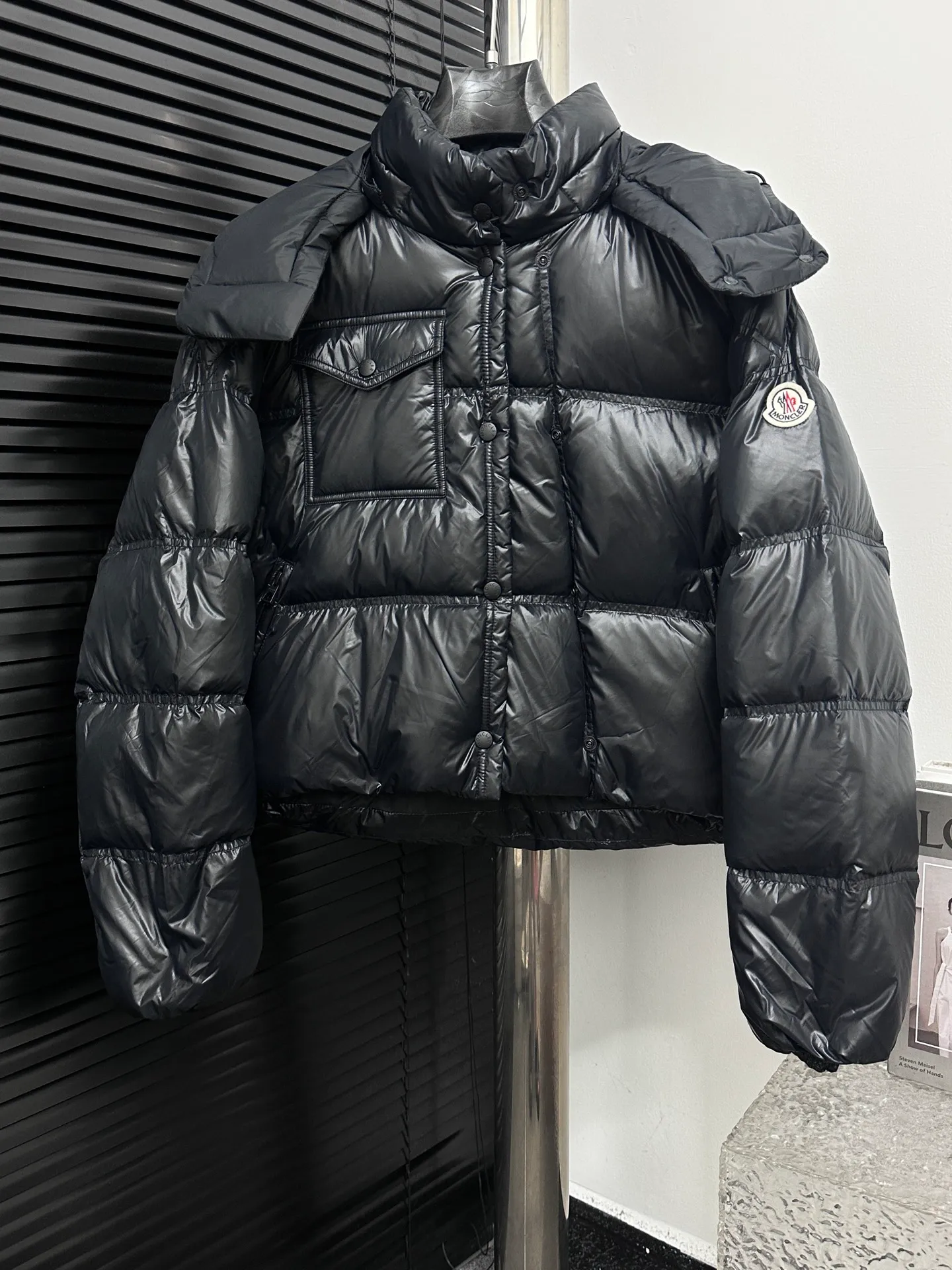 P920 [Moncler] Moncler's new product Erea square quilted hooded short style for women. Erea down cleverly uses shape and texture to show modern style. Short design in functional super laqué nylon with a glossy finish. This hooded insulated piece features a double-snap closure for an asymmetrical shape. The body and sleeves are quilted in varying sizes for a geometric feel. Color: black cream mint green Size: 1 2 3 4