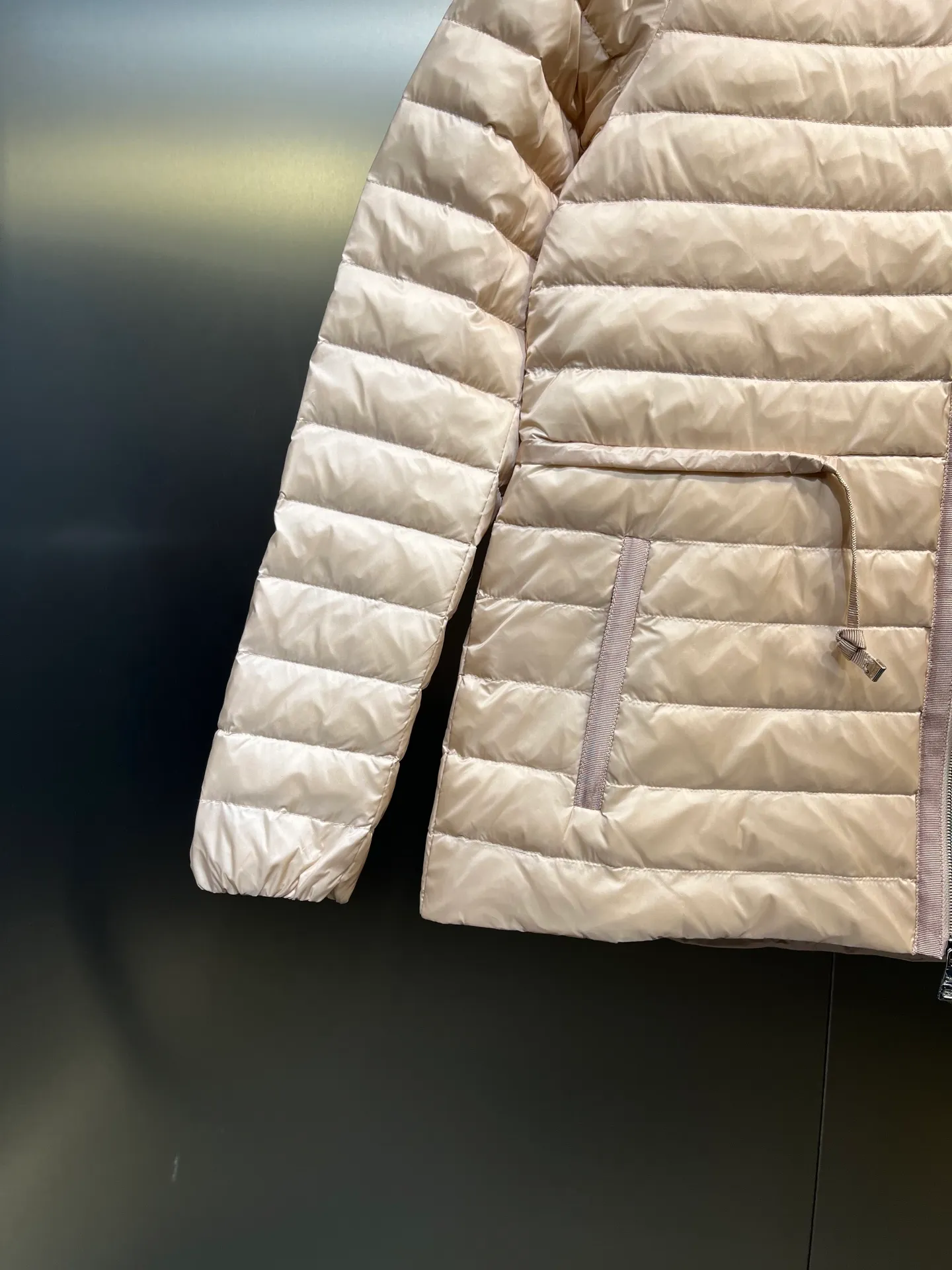 P660 moncler raie 🌟 Lightweight hooded parka down jacket with hanging effect😍 90 national standard large white duck down, 200 grams of down filling, two layers of anti-run velvet gallbladder, exquisite hardware and exquisite workmanship size: 1234