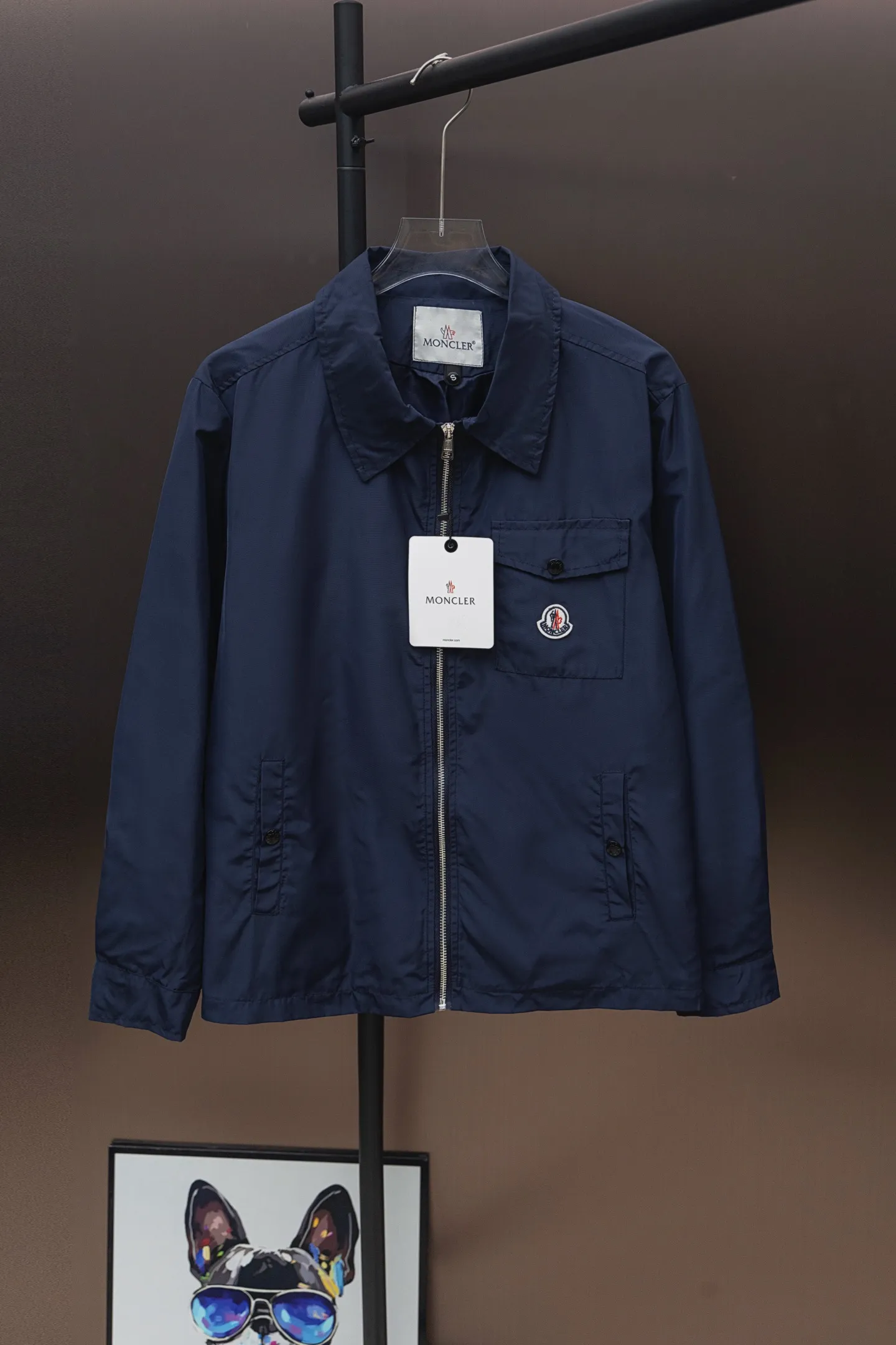 P310 Model number: TT32 Moncler logo zipper shirt jacket. Customized high-quality cotton hidden pattern gabardine. Full of texture. Comfortable and close to the skin. The brown tone exudes restrained tenderness. The iconic Moncler logo embroidered logo is embellished on it to increase brand recognition. Simple and smooth lines. The zipper opening and closing also follows the principle of minimalism. Use simplicity as the pen and texture as the ink. Use the simplest elements to outline the most moving fashion picture. Process 1: Use imported special machine infrared to locate the "Moncler logo embroidery", the position is more accurate and strong. Process 2: Template machine to open the bag. The preset template guides the position, shape and size of the bag opening. The accuracy ensures the quality of the bag opening effect. Process 3: The fabrics have been washed and have a better hand feel. Not easy to deform, not easy to shrink, not easy to fade, and maintain long-term beauty. Color: navy black Size: S-XL