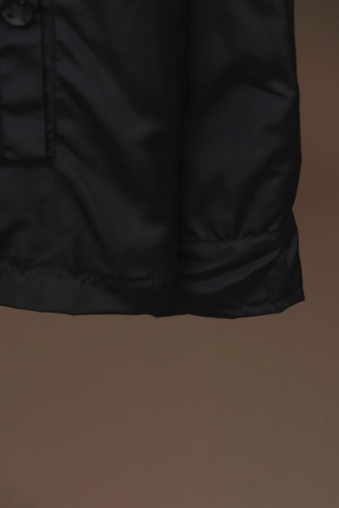 P310 Model number: TT32 Moncler logo zipper shirt jacket. Customized high-quality cotton hidden pattern gabardine. Full of texture. Comfortable and close to the skin. The brown tone exudes restrained tenderness. The iconic Moncler logo embroidered logo is embellished on it to increase brand recognition. Simple and smooth lines. The zipper opening and closing also follows the principle of minimalism. Use simplicity as the pen and texture as the ink. Use the simplest elements to outline the most moving fashion picture. Process 1: Use imported special machine infrared to locate the "Moncler logo embroidery", the position is more accurate and strong. Process 2: Template machine to open the bag. The preset template guides the position, shape and size of the bag opening. The accuracy ensures the quality of the bag opening effect. Process 3: The fabrics have been washed and have a better hand feel. Not easy to deform, not easy to shrink, not easy to fade, and maintain long-term beauty. Color: navy black Size: S-XL
