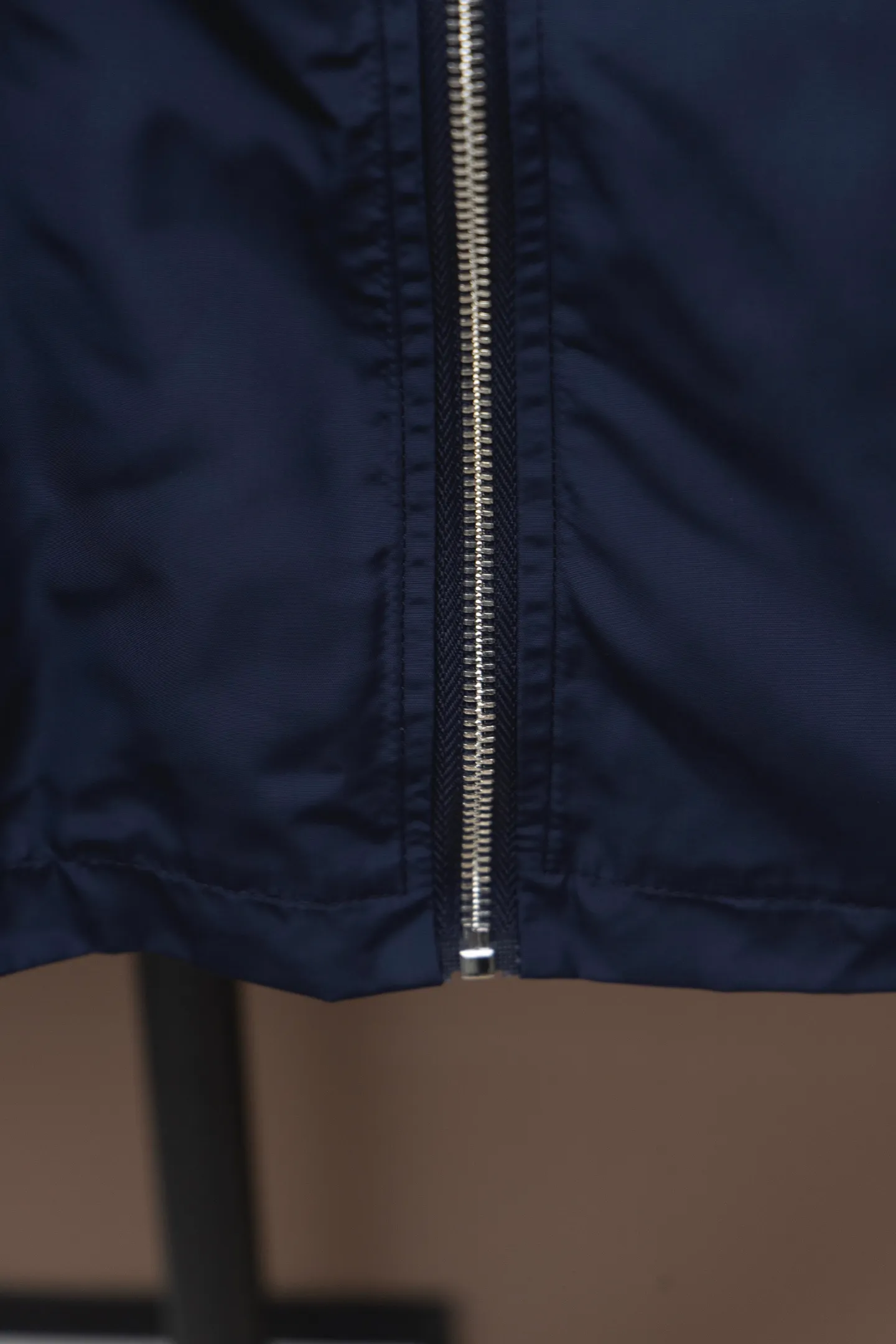 P310 Model number: TT32 Moncler logo zipper shirt jacket. Customized high-quality cotton hidden pattern gabardine. Full of texture. Comfortable and close to the skin. The brown tone exudes restrained tenderness. The iconic Moncler logo embroidered logo is embellished on it to increase brand recognition. Simple and smooth lines. The zipper opening and closing also follows the principle of minimalism. Use simplicity as the pen and texture as the ink. Use the simplest elements to outline the most moving fashion picture. Process 1: Use imported special machine infrared to locate the "Moncler logo embroidery", the position is more accurate and strong. Process 2: Template machine to open the bag. The preset template guides the position, shape and size of the bag opening. The accuracy ensures the quality of the bag opening effect. Process 3: The fabrics have been washed and have a better hand feel. Not easy to deform, not easy to shrink, not easy to fade, and maintain long-term beauty. Color: navy black Size: S-XL
