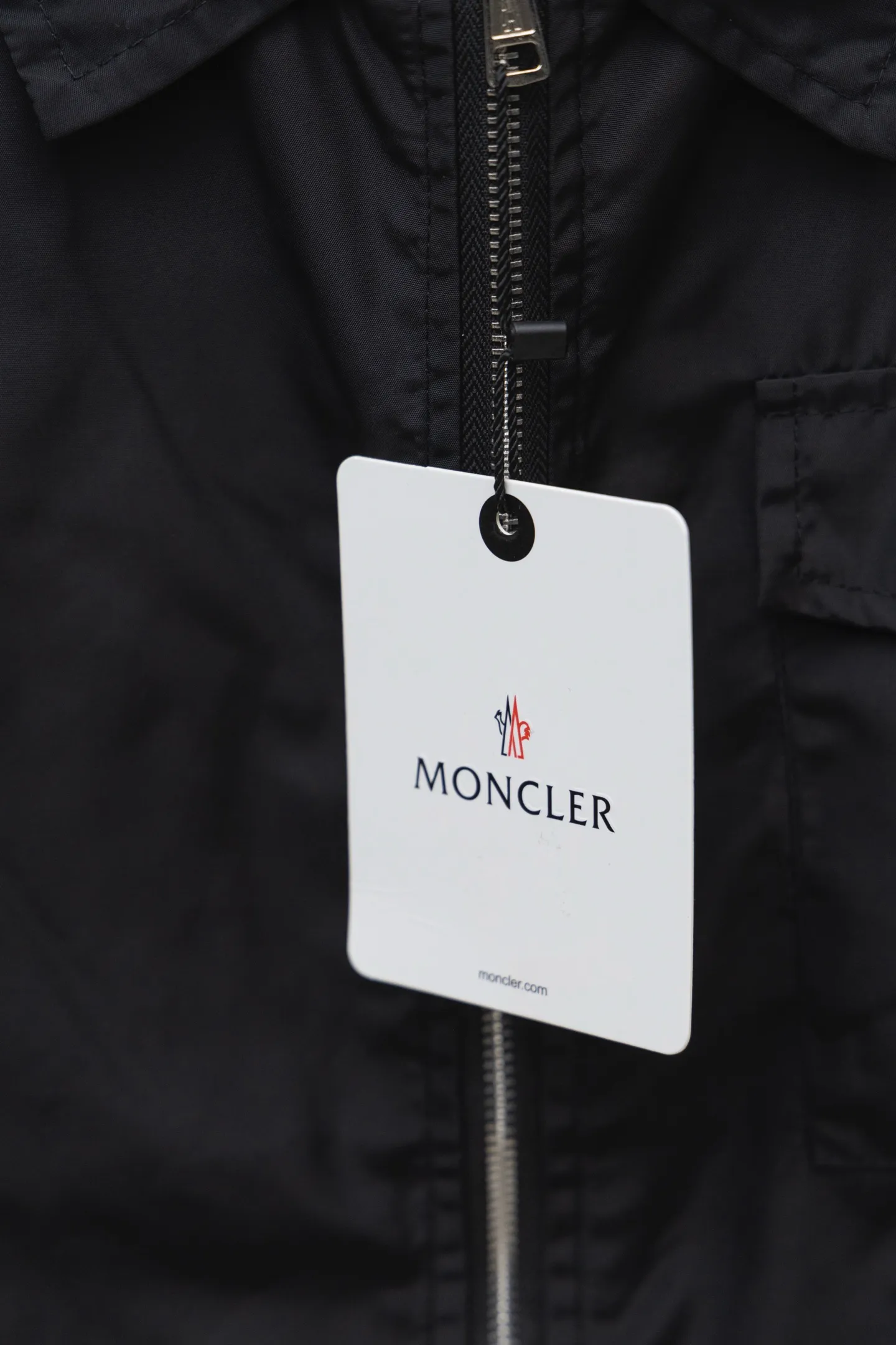 P310 Model number: TT32 Moncler logo zipper shirt jacket. Customized high-quality cotton hidden pattern gabardine. Full of texture. Comfortable and close to the skin. The brown tone exudes restrained tenderness. The iconic Moncler logo embroidered logo is embellished on it to increase brand recognition. Simple and smooth lines. The zipper opening and closing also follows the principle of minimalism. Use simplicity as the pen and texture as the ink. Use the simplest elements to outline the most moving fashion picture. Process 1: Use imported special machine infrared to locate the "Moncler logo embroidery", the position is more accurate and strong. Process 2: Template machine to open the bag. The preset template guides the position, shape and size of the bag opening. The accuracy ensures the quality of the bag opening effect. Process 3: The fabrics have been washed and have a better hand feel. Not easy to deform, not easy to shrink, not easy to fade, and maintain long-term beauty. Color: navy black Size: S-XL