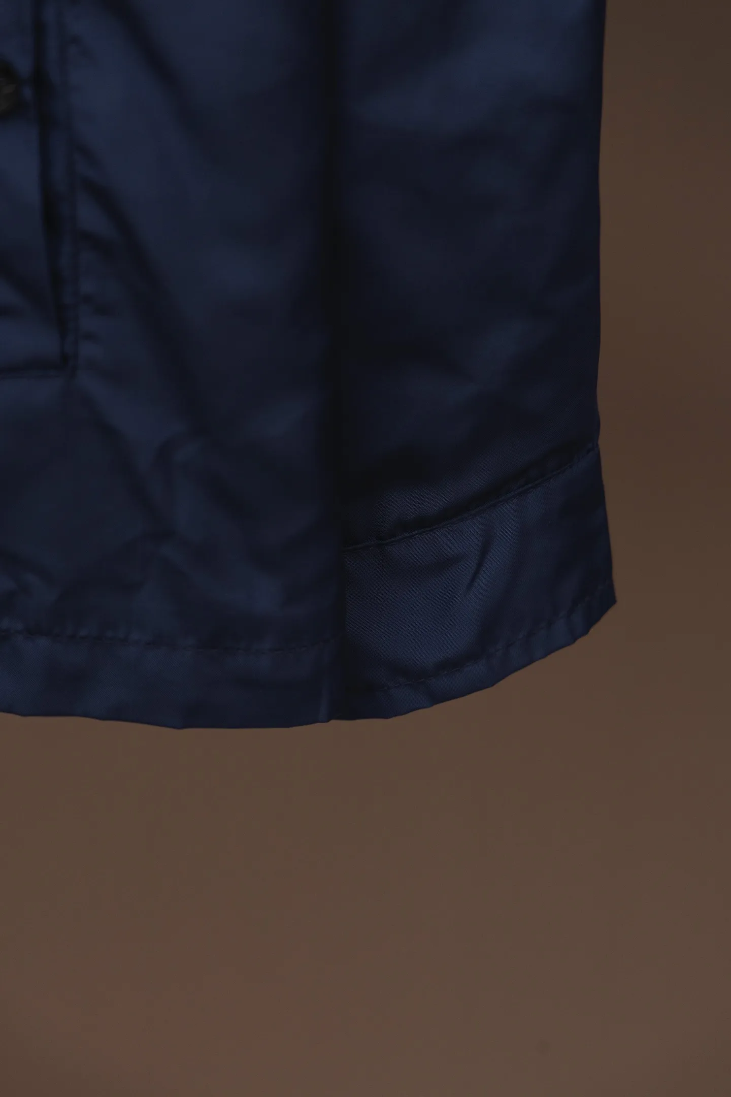 P310 Model number: TT32 Moncler logo zipper shirt jacket. Customized high-quality cotton hidden pattern gabardine. Full of texture. Comfortable and close to the skin. The brown tone exudes restrained tenderness. The iconic Moncler logo embroidered logo is embellished on it to increase brand recognition. Simple and smooth lines. The zipper opening and closing also follows the principle of minimalism. Use simplicity as the pen and texture as the ink. Use the simplest elements to outline the most moving fashion picture. Process 1: Use imported special machine infrared to locate the "Moncler logo embroidery", the position is more accurate and strong. Process 2: Template machine to open the bag. The preset template guides the position, shape and size of the bag opening. The accuracy ensures the quality of the bag opening effect. Process 3: The fabrics have been washed and have a better hand feel. Not easy to deform, not easy to shrink, not easy to fade, and maintain long-term beauty. Color: navy black Size: S-XL