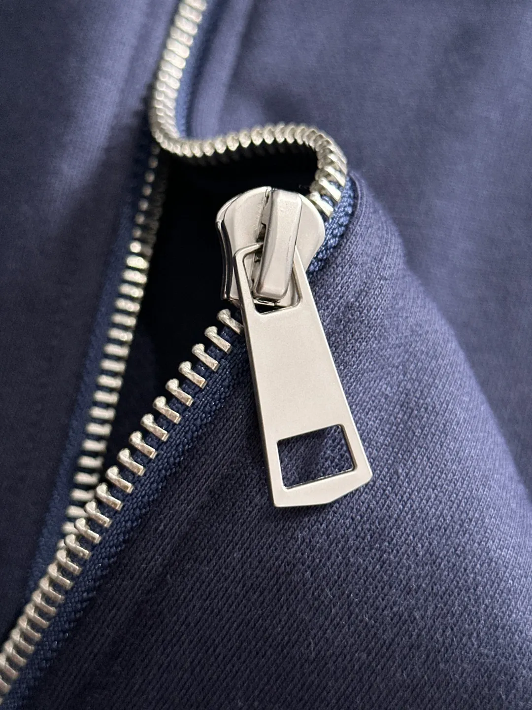 Next day delivery P460 High quality MONCLER/muzzle Exclusive debut of the new 25ss autumn and winter lapel zipper jacket Many stars have the same style. Craftsmanship that ordinary small workshops cannot copy. We are not afraid of any challenges in terms of materials, detail restoration and craftsmanship, just to provide everyone with wonderful products. Compare the top original versions at will. No expense is spared just to do better. Unique imported fabric feel. Purely imported German machine production. Precision operation and thousands of needle density. A full set of new accessories with three standards can be customized at the same time. The upper body is versatile and fashionable. The perfect choice for autumn and winter. The must-have item. Size chart: S to XXL (or state your height and weight when placing an order)