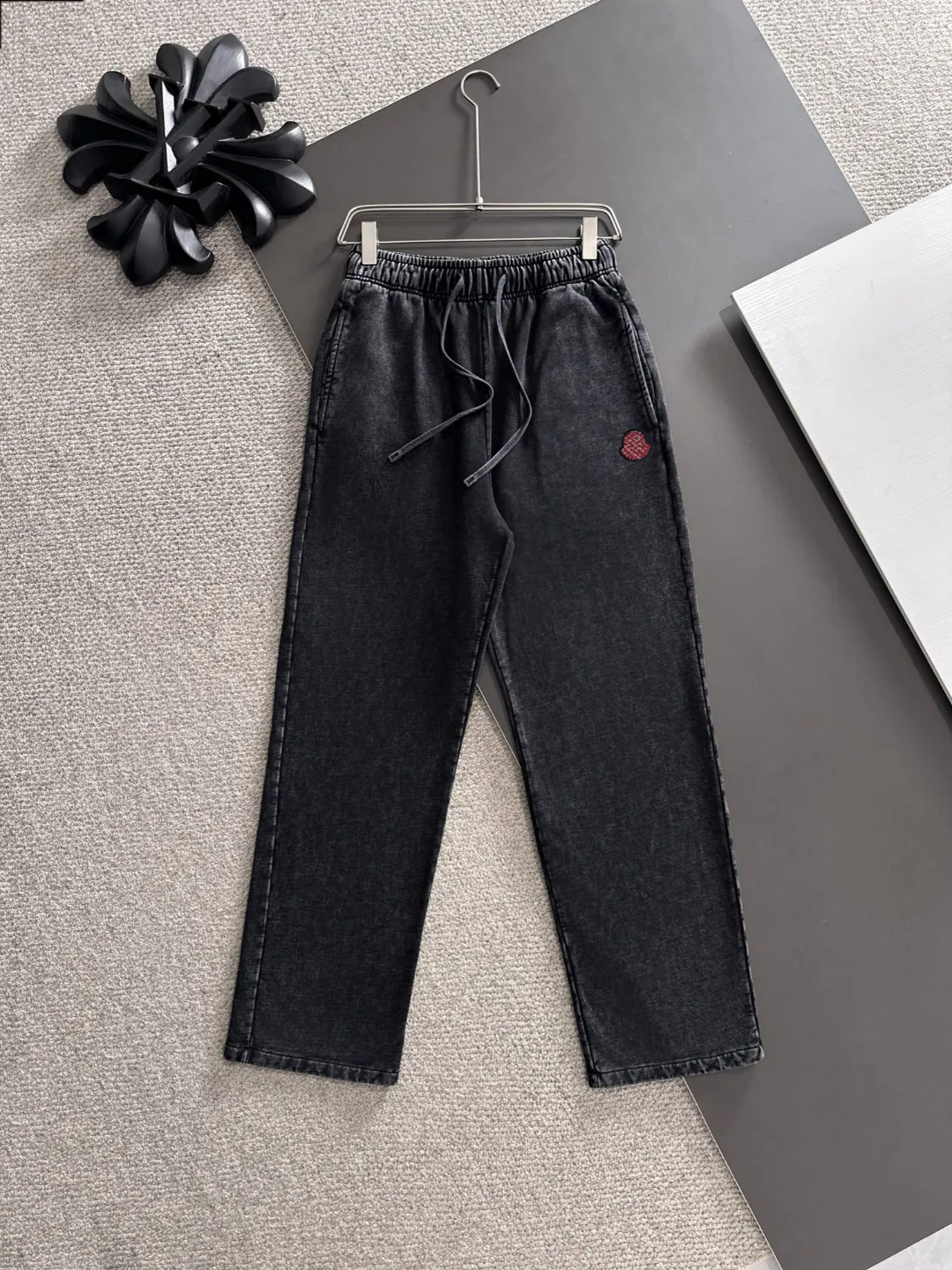 Next day shipment P360 MONCLER/Mongoose Exclusive first release of 25ss autumn and winter new high-quality trousers Compare real-life details at will A perfect choice for autumn and winter. A must-have item. Loose fit. Please refer to the size chart when placing an order: S to XXL (or state your height and weight when placing an order)