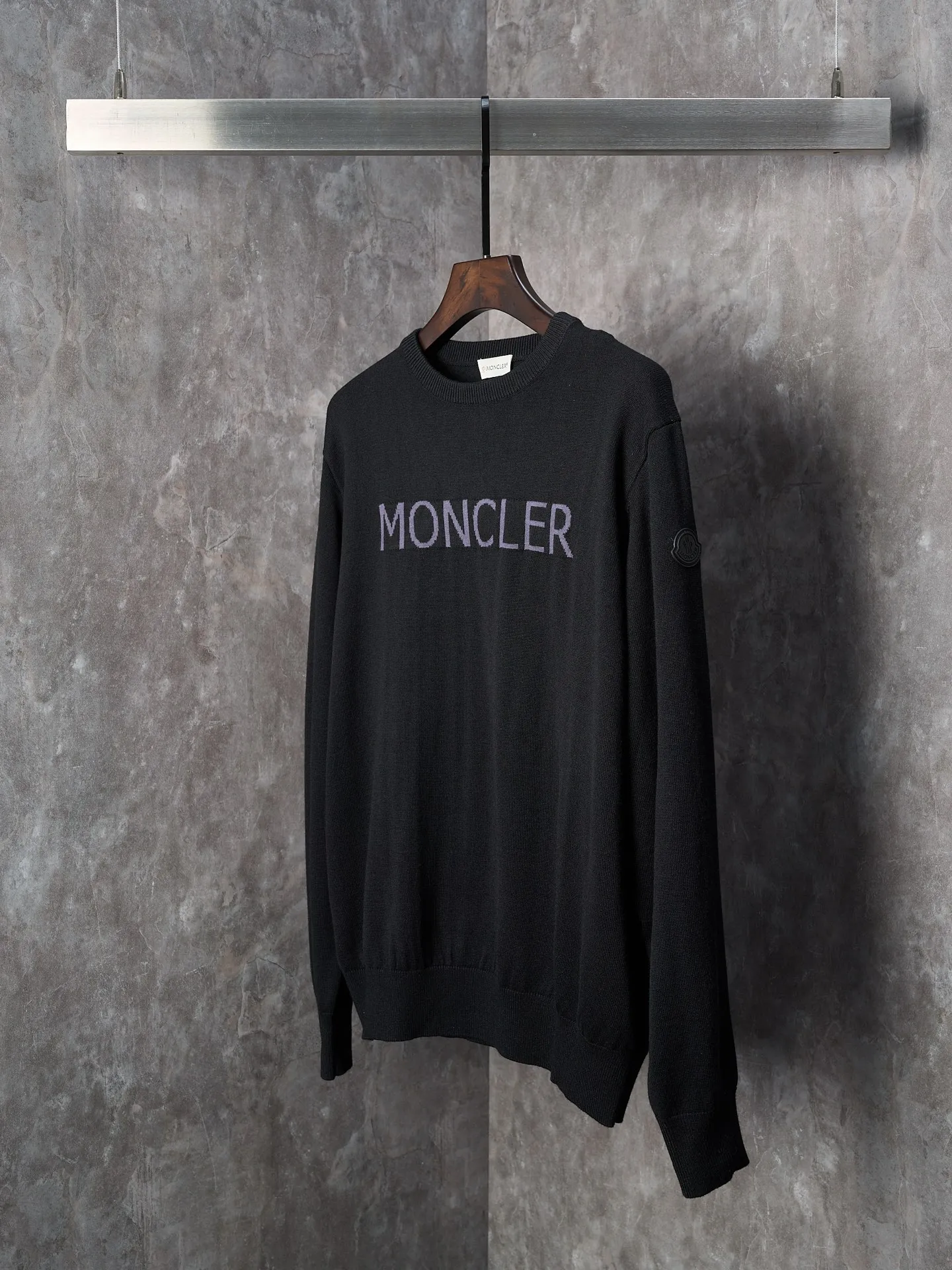 P420 Actual item hanging] MONCLER/Mask LOGO letter jacquard round neck sweater [Ready stock] S M L XL fabric is made of wool blended fabric, mainly 95% wool, combined with 4% nylon and 1% spandex. The main body of wool ensures the warmth and comfort of the clothing. The addition of a small amount of nylon and spandex significantly improves the elasticity and wear resistance. The ribbed decorative parts are made of 100% wool, which further enhances the texture and wearing experience.  Through the high needle count and fine gauge loom, combined with the orderly direction of the internal yarn, the floating yarn is cleverly woven and stored, with almost no unnecessary thread mess. The color switching of each group of letters is synchronized with the knitting needle in milliseconds, forming an exquisite jacquard letter LOGO decoration on the chest.