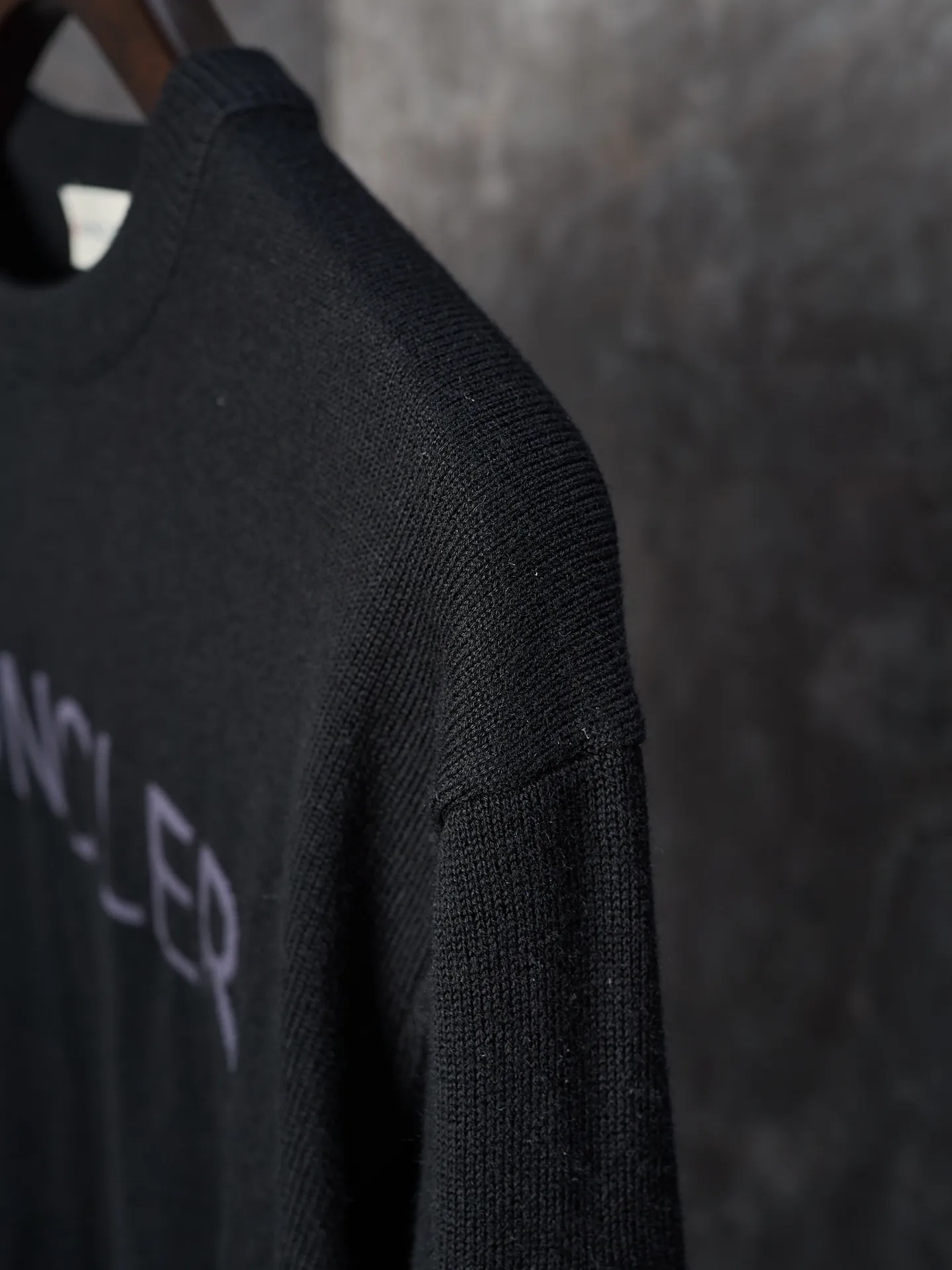 P420 Actual item hanging] MONCLER/Mask LOGO letter jacquard round neck sweater [Ready stock] S M L XL fabric is made of wool blended fabric, mainly 95% wool, combined with 4% nylon and 1% spandex. The main body of wool ensures the warmth and comfort of the clothing. The addition of a small amount of nylon and spandex significantly improves the elasticity and wear resistance. The ribbed decorative parts are made of 100% wool, which further enhances the texture and wearing experience.  Through the high needle count and fine gauge loom, combined with the orderly direction of the internal yarn, the floating yarn is cleverly woven and stored, with almost no unnecessary thread mess. The color switching of each group of letters is synchronized with the knitting needle in milliseconds, forming an exquisite jacquard letter LOGO decoration on the chest.