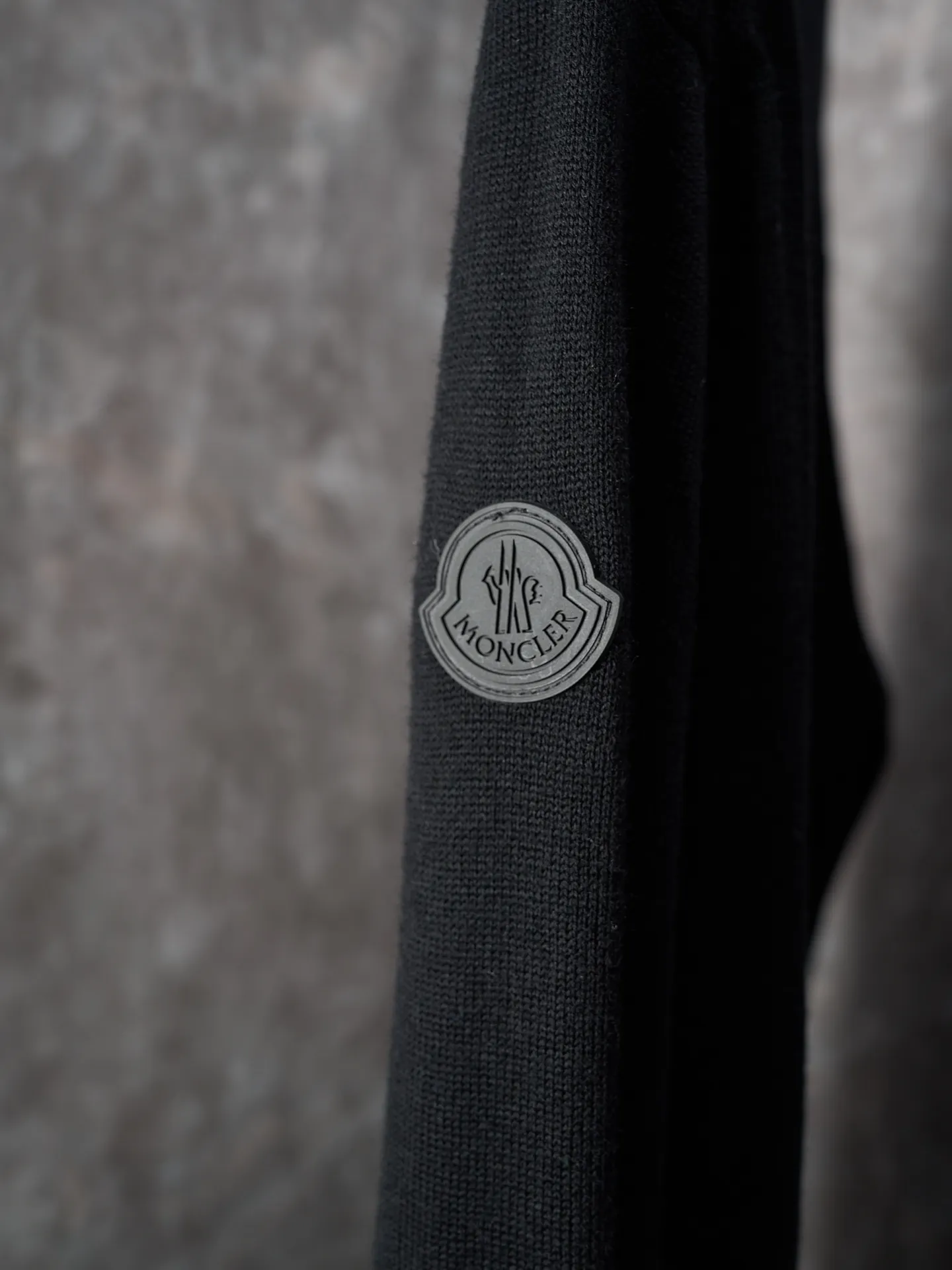 P420 Actual item hanging] MONCLER/Mask LOGO letter jacquard round neck sweater [Ready stock] S M L XL fabric is made of wool blended fabric, mainly 95% wool, combined with 4% nylon and 1% spandex. The main body of wool ensures the warmth and comfort of the clothing. The addition of a small amount of nylon and spandex significantly improves the elasticity and wear resistance. The ribbed decorative parts are made of 100% wool, which further enhances the texture and wearing experience.  Through the high needle count and fine gauge loom, combined with the orderly direction of the internal yarn, the floating yarn is cleverly woven and stored, with almost no unnecessary thread mess. The color switching of each group of letters is synchronized with the knitting needle in milliseconds, forming an exquisite jacquard letter LOGO decoration on the chest.