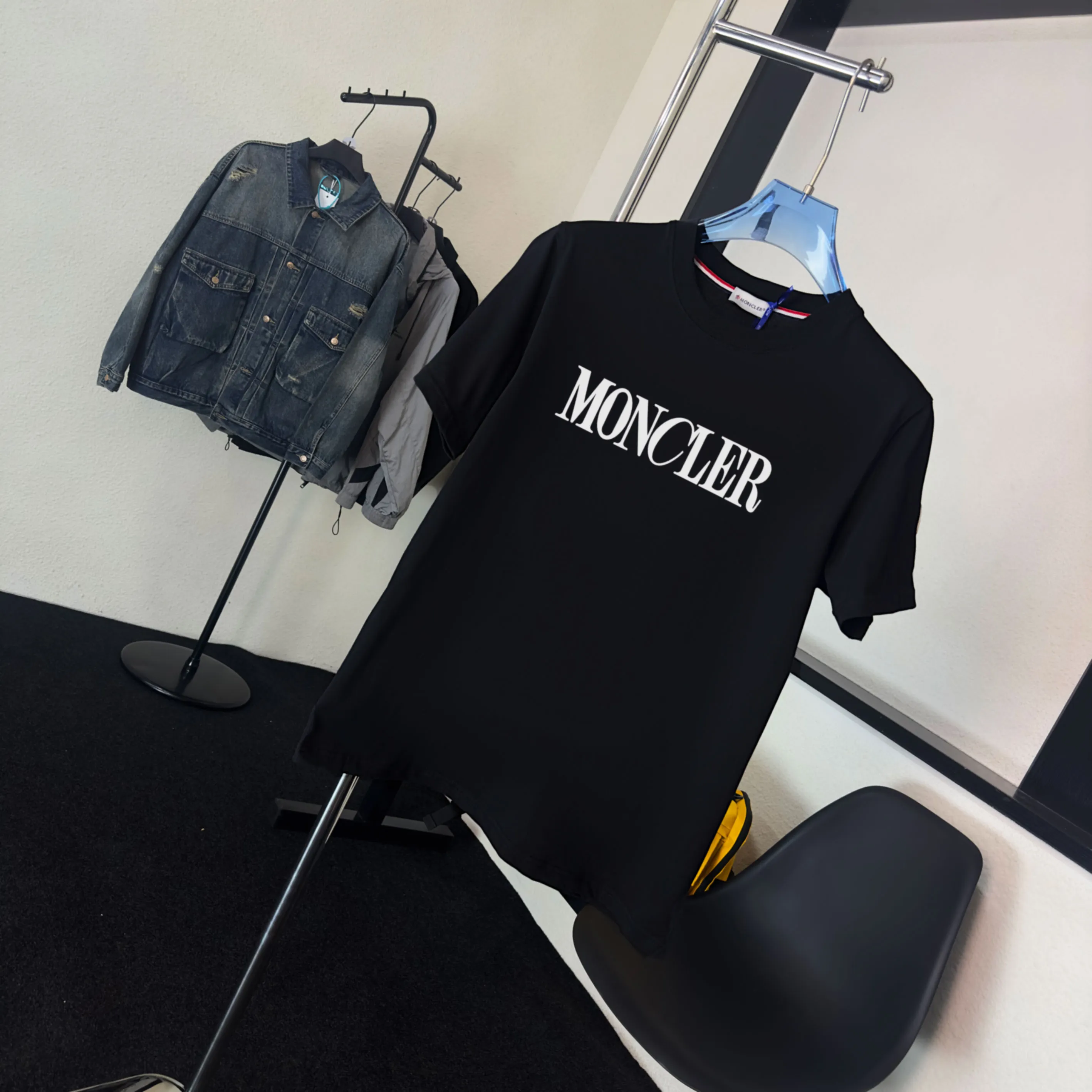 P140 Upgraded version "Mobile phone smart sensor ~ NFC chip armband ~ Direct access to the official website for anti-counterfeiting" "Moncler ~ Mouth Mouth" 2025 new high-quality round neck short-sleeved T-shirt. The cuffs have imported embroidered labels. Customized dyeing, very comfortable to touch. Super versatile and good-looking short-sleeved. Complete with three labels. Non-market ordinary version. Feel free to compare. Quality is absolutely guaranteed! ‼ First of all, this original fabric is all custom-woven with 32-count double yarn fabric, 250G, and the weight is the same‼ Fine workmanship, double waistcoat method, double waistcoat method, double waistcoat method makes the whole dress more three-dimensional, which is not a craft that ordinary T-shirts can achieve🤪 Size: S-M-L-XL-2XL Color: black, white, apricot, same style for men and women