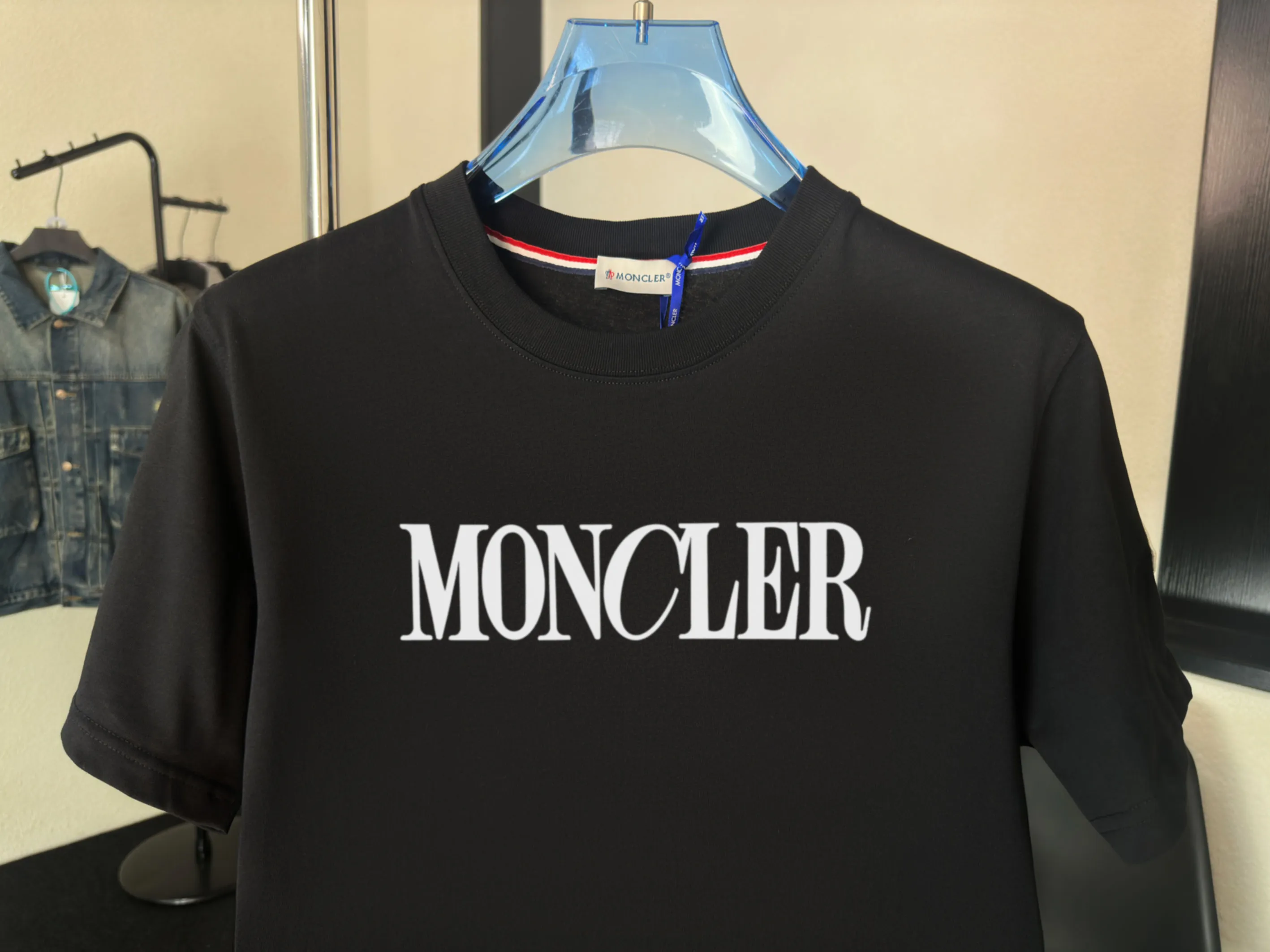 P140 Upgraded version "Mobile phone smart sensor ~ NFC chip armband ~ Direct access to the official website for anti-counterfeiting" "Moncler ~ Mouth Mouth" 2025 new high-quality round neck short-sleeved T-shirt. The cuffs have imported embroidered labels. Customized dyeing, very comfortable to touch. Super versatile and good-looking short-sleeved. Complete with three labels. Non-market ordinary version. Feel free to compare. Quality is absolutely guaranteed! ‼ First of all, this original fabric is all custom-woven with 32-count double yarn fabric, 250G, and the weight is the same‼ Fine workmanship, double waistcoat method, double waistcoat method, double waistcoat method makes the whole dress more three-dimensional, which is not a craft that ordinary T-shirts can achieve🤪 Size: S-M-L-XL-2XL Color: black, white, apricot, same style for men and women