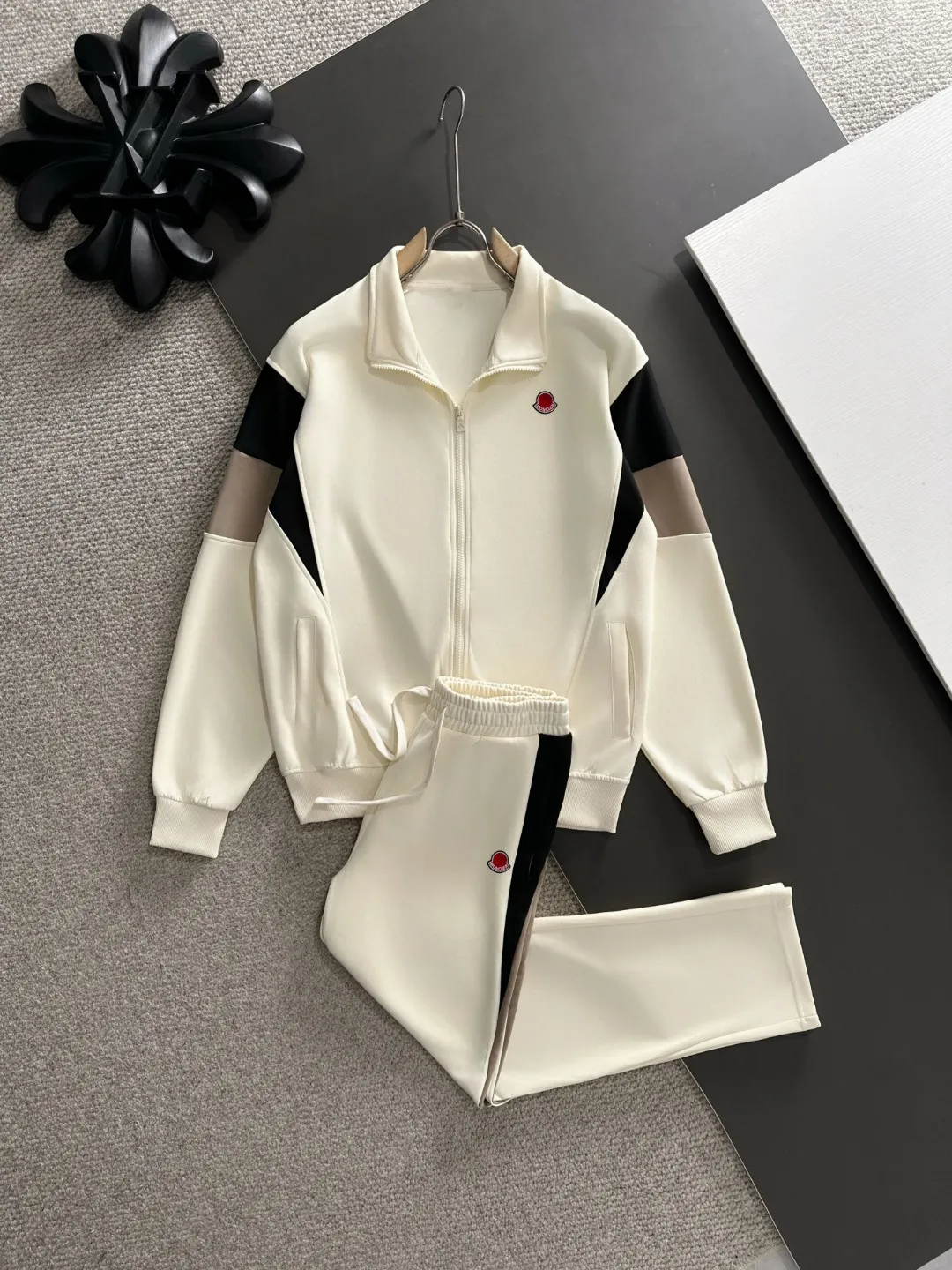 Next day shipping P720 MONCLER/Mongolian high quality 2025 autumn and winter new casual heavy industry suit exclusively developed by yb! High quality production! The top version of the trading company channel order, external orders for imported custom fabrics, high breathability and comfort, impeccable details, absolutely worth buying! This type of suit is also a must-have for lazy people. You don’t have to think about how to match it, you can just get it in one set! Brand element design concept, delicate and soft feel! It presents a casual cut and the upper body shape is great! On sale simultaneously on the official website! From a high-end men's positioning brand, the low-key luxury taste is irresistible! Exquisite workmanship and impeccable quality! The overall style is simple, fashionable and timeless, fully meeting the requirements of stylish and tasteful dressing! Size: M to 4XL (or state your height and weight when placing an order)