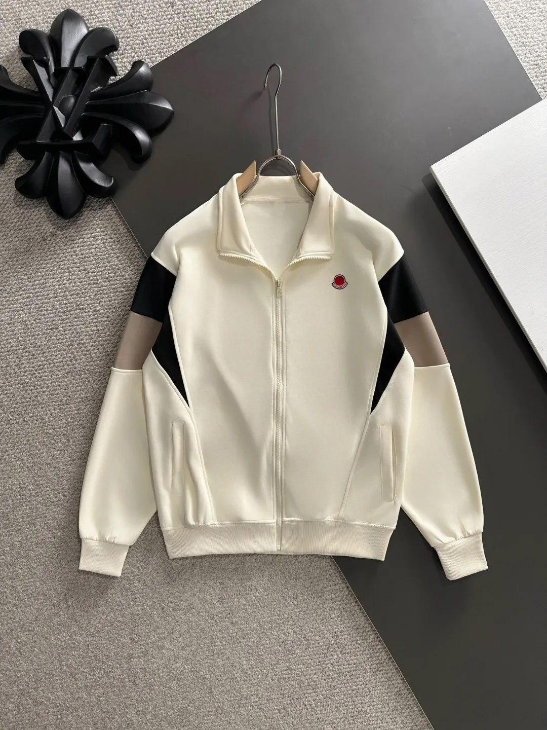 Next day shipping P720 MONCLER/Mongolian high quality 2025 autumn and winter new casual heavy industry suit exclusively developed by yb! High quality production! The top version of the trading company channel order, external orders for imported custom fabrics, high breathability and comfort, impeccable details, absolutely worth buying! This type of suit is also a must-have for lazy people. You don’t have to think about how to match it, you can just get it in one set! Brand element design concept, delicate and soft feel! It presents a casual cut and the upper body shape is great! On sale simultaneously on the official website! From a high-end men's positioning brand, the low-key luxury taste is irresistible! Exquisite workmanship and impeccable quality! The overall style is simple, fashionable and timeless, fully meeting the requirements of stylish and tasteful dressing! Size: M to 4XL (or state your height and weight when placing an order)