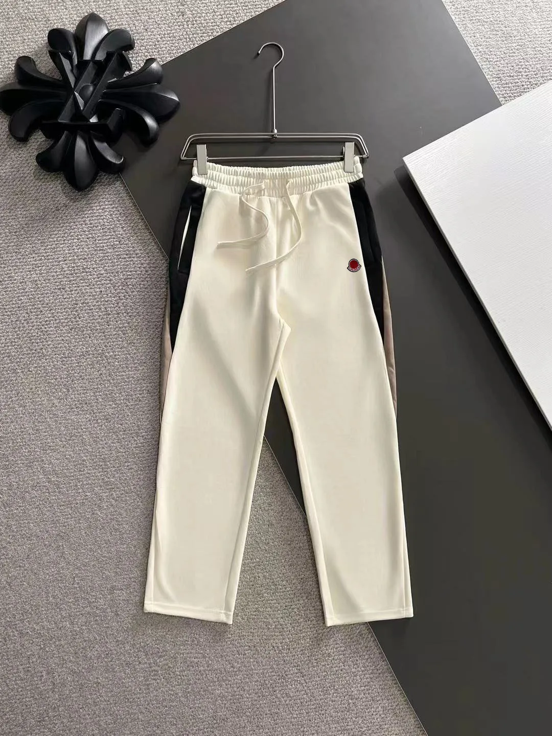 Next day shipping P720 MONCLER/Mongolian high quality 2025 autumn and winter new casual heavy industry suit exclusively developed by yb! High quality production! The top version of the trading company channel order, external orders for imported custom fabrics, high breathability and comfort, impeccable details, absolutely worth buying! This type of suit is also a must-have for lazy people. You don’t have to think about how to match it, you can just get it in one set! Brand element design concept, delicate and soft feel! It presents a casual cut and the upper body shape is great! On sale simultaneously on the official website! From a high-end men's positioning brand, the low-key luxury taste is irresistible! Exquisite workmanship and impeccable quality! The overall style is simple, fashionable and timeless, fully meeting the requirements of stylish and tasteful dressing! Size: M to 4XL (or state your height and weight when placing an order)
