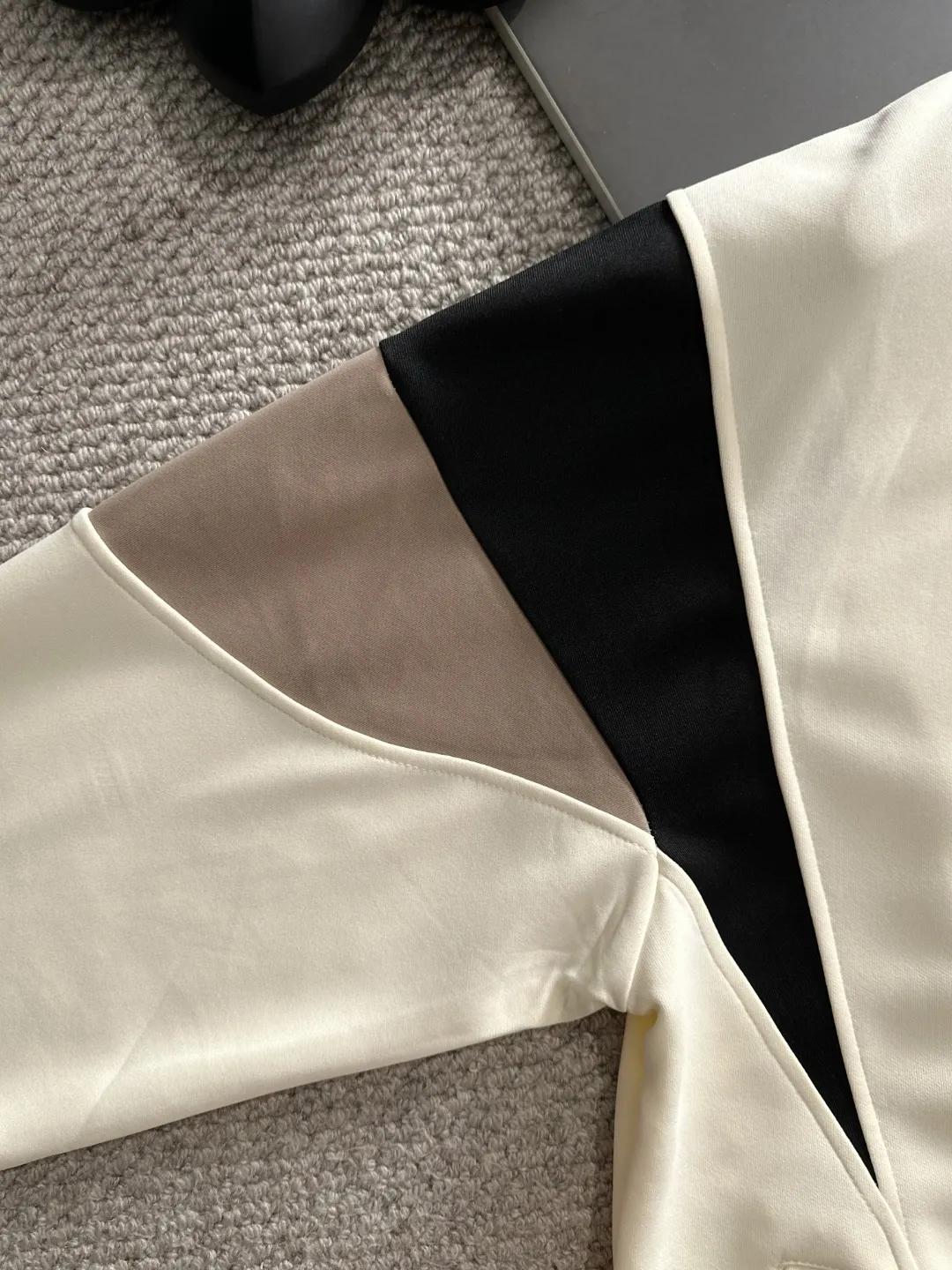 Next day shipping P720 MONCLER/Mongolian high quality 2025 autumn and winter new casual heavy industry suit exclusively developed by yb! High quality production! The top version of the trading company channel order, external orders for imported custom fabrics, high breathability and comfort, impeccable details, absolutely worth buying! This type of suit is also a must-have for lazy people. You don’t have to think about how to match it, you can just get it in one set! Brand element design concept, delicate and soft feel! It presents a casual cut and the upper body shape is great! On sale simultaneously on the official website! From a high-end men's positioning brand, the low-key luxury taste is irresistible! Exquisite workmanship and impeccable quality! The overall style is simple, fashionable and timeless, fully meeting the requirements of stylish and tasteful dressing! Size: M to 4XL (or state your height and weight when placing an order)