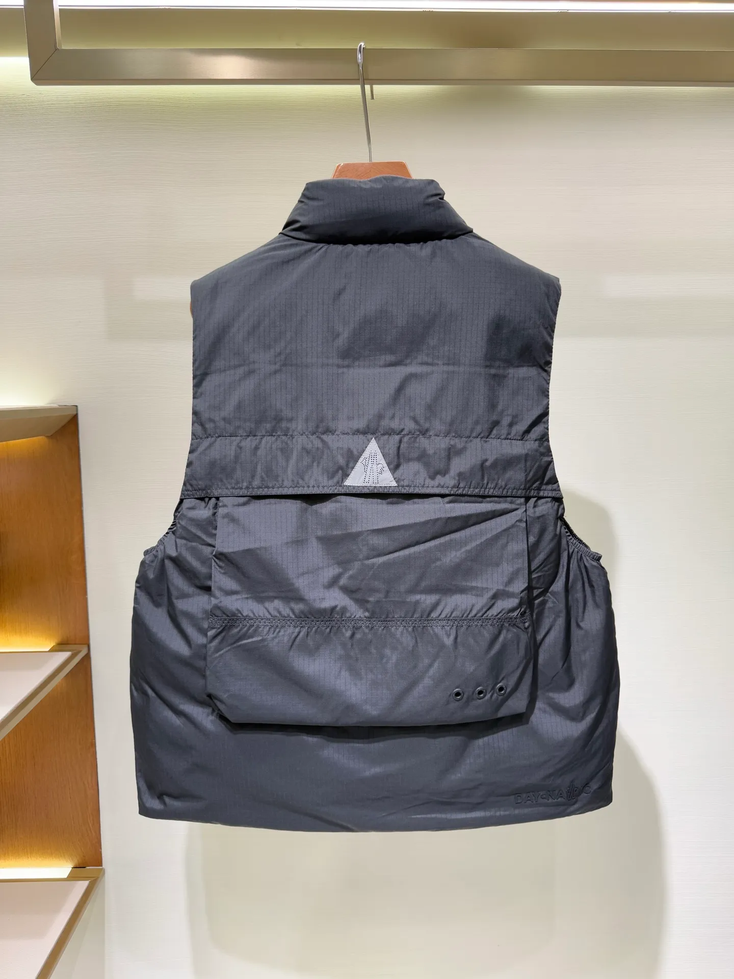 P1120 Moncler Grenoble Tongass Outdoor Down Jacket Moncler Grenoble Tongass is a simple and comfortable stand-up collar single-breasted sleeveless down jacket with multi-pocket design, outdoor sports series, and added waterproof performance. (Supports NFC function) Fabric: Base fabric: 70% polyester, 30% nylon Lining: 100% polyester, front and back filled with down (90 white goose down) Size: 1 2 3 4 4445070