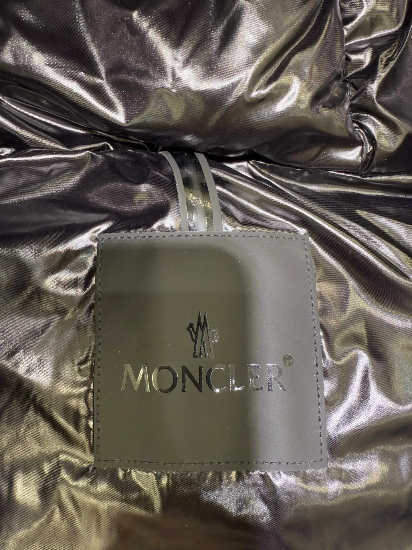P1120 Moncler Grenoble Tongass Outdoor Down Jacket Moncler Grenoble Tongass is a simple and comfortable stand-up collar single-breasted sleeveless down jacket with multi-pocket design, outdoor sports series, and added waterproof performance. (Supports NFC function) Fabric: Base fabric: 70% polyester, 30% nylon Lining: 100% polyester, front and back filled with down (90 white goose down) Size: 1 2 3 4 4445070