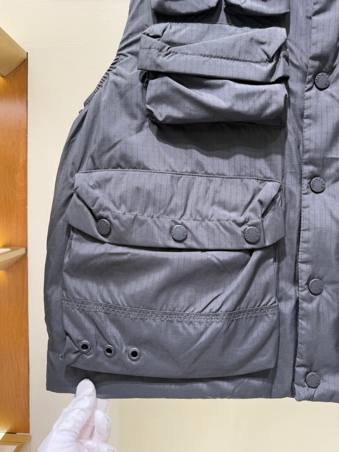 P1120 Moncler Grenoble Tongass Outdoor Down Jacket Moncler Grenoble Tongass is a simple and comfortable stand-up collar single-breasted sleeveless down jacket with multi-pocket design, outdoor sports series, and added waterproof performance. (Supports NFC function) Fabric: Base fabric: 70% polyester, 30% nylon Lining: 100% polyester, front and back filled with down (90 white goose down) Size: 1 2 3 4 4445070