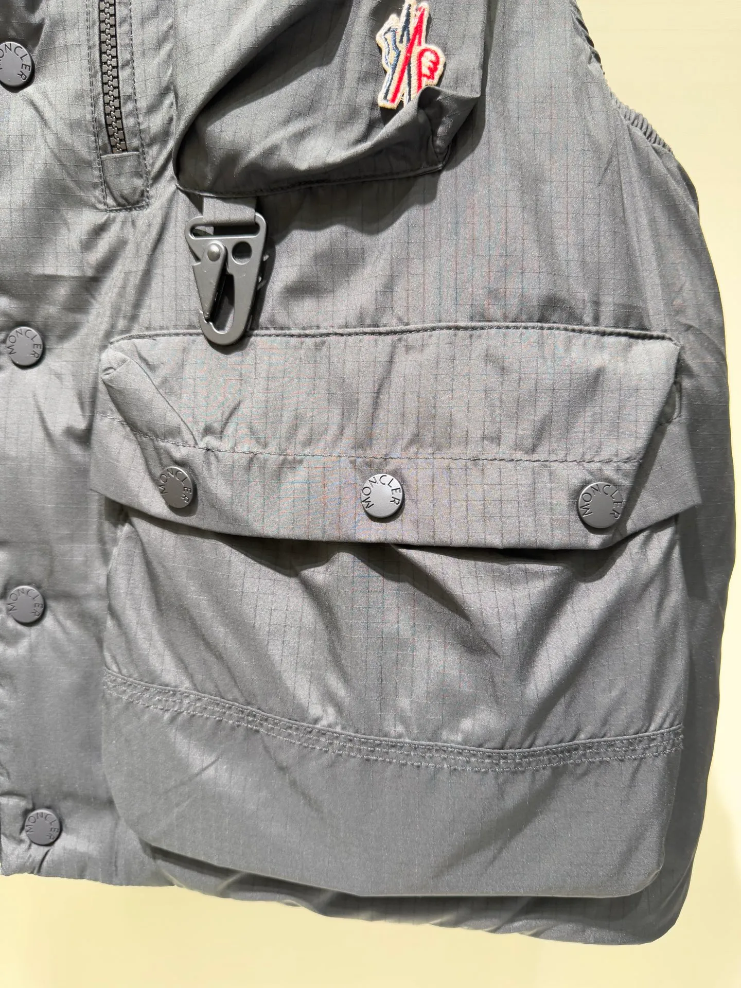 P1120 Moncler Grenoble Tongass Outdoor Down Jacket Moncler Grenoble Tongass is a simple and comfortable stand-up collar single-breasted sleeveless down jacket with multi-pocket design, outdoor sports series, and added waterproof performance. (Supports NFC function) Fabric: Base fabric: 70% polyester, 30% nylon Lining: 100% polyester, front and back filled with down (90 white goose down) Size: 1 2 3 4 4445070