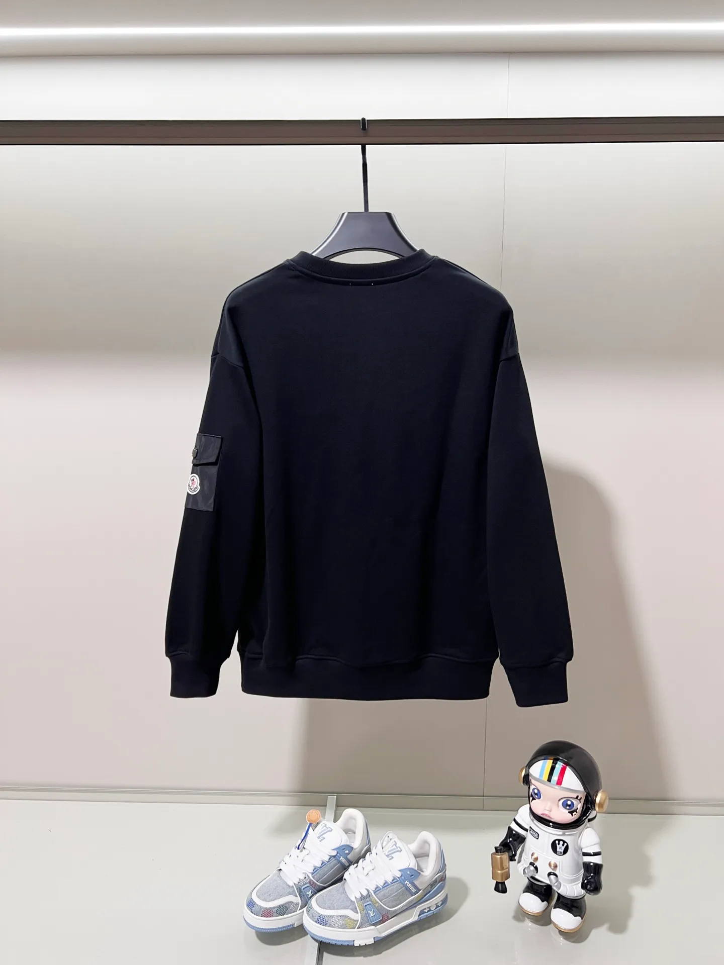 P220 MONCLER/Mask 420g pure cotton round neck sweatshirt, flocked printed letter LOGO, arm nylon chapter pocket logo, official synchronization, high version, high quality, fashionable personality, versatile trend, pure original quality, original fabric, tag, collar label, washed wheat, complete three standards, color: black, apricot, light green. Size: XS-L