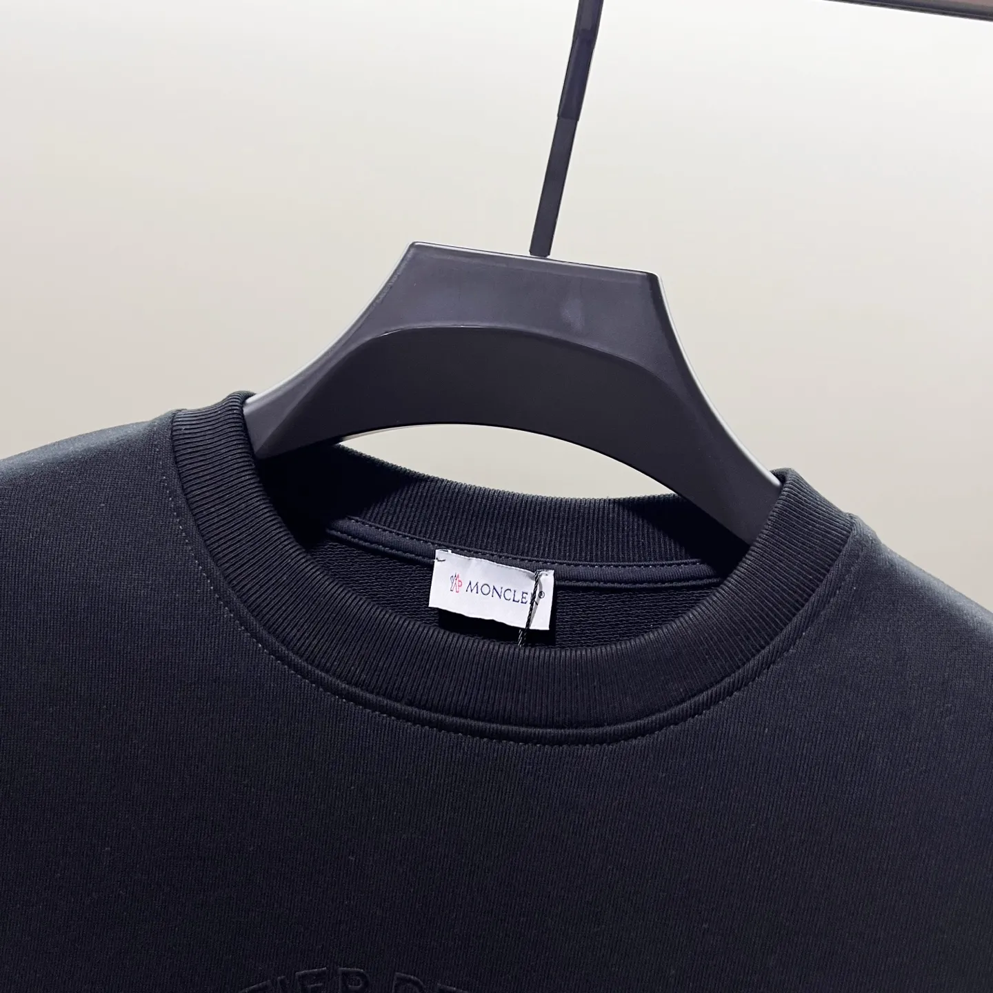 P220 MONCLER/Mask 420g pure cotton round neck sweatshirt, flocked printed letter LOGO, arm nylon chapter pocket logo, official synchronization, high version, high quality, fashionable personality, versatile trend, pure original quality, original fabric, tag, collar label, washed wheat, complete three standards, color: black, apricot, light green. Size: XS-L