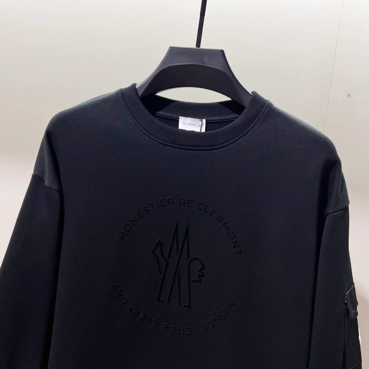 P220 MONCLER/Mask 420g pure cotton round neck sweatshirt, flocked printed letter LOGO, arm nylon chapter pocket logo, official synchronization, high version, high quality, fashionable personality, versatile trend, pure original quality, original fabric, tag, collar label, washed wheat, complete three standards, color: black, apricot, light green. Size: XS-L