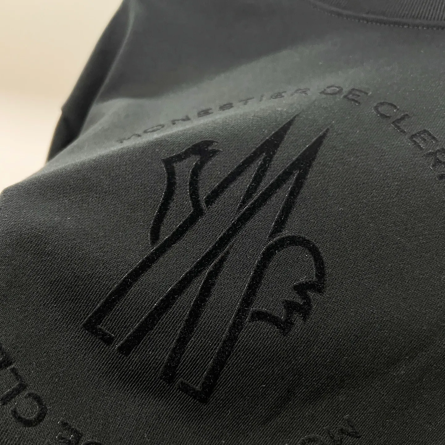 P220 MONCLER/Mask 420g pure cotton round neck sweatshirt, flocked printed letter LOGO, arm nylon chapter pocket logo, official synchronization, high version, high quality, fashionable personality, versatile trend, pure original quality, original fabric, tag, collar label, washed wheat, complete three standards, color: black, apricot, light green. Size: XS-L